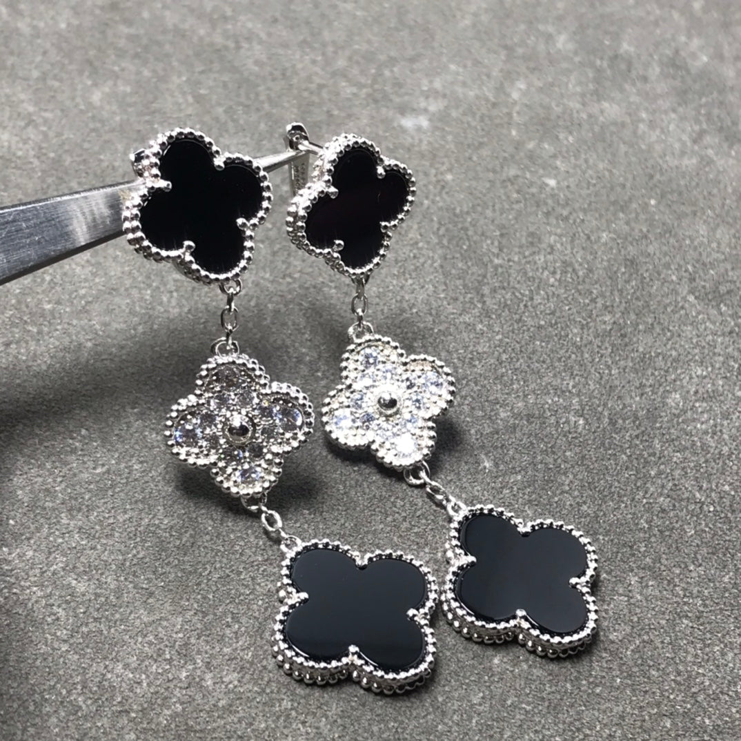 {
  "Elowen jewelsry": "Elowen ジュエリー",
  "CLOVER 3 MOTIF DIAMOND ONYX SILVER EARRINGS": "クローバー 3モチーフ ダイヤモンド オニキス シルバーピアス"
}