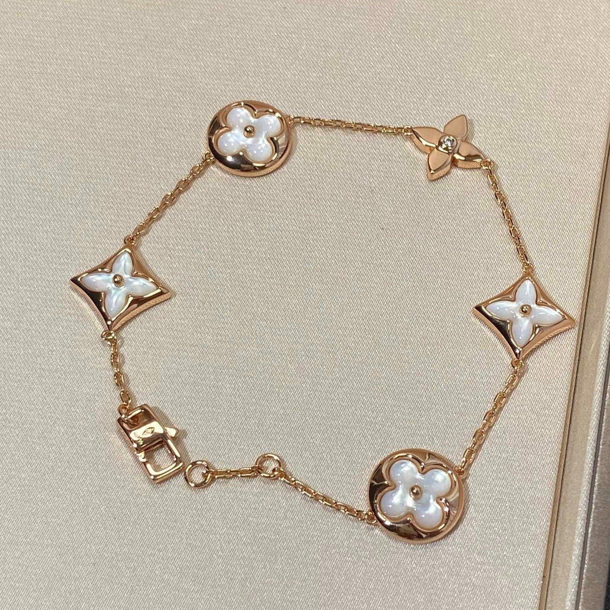 {
  "Elowen jewelsry": "Elowen Schmuck",
  "STAR AND SUN 5 MOTIF MOP PINK GOLD BRACELET": "ARMBAND MIT 5 STERN- UND SONNEN-MOTIVEN AUS PERLMUTT UND ROSÉGOLD"
}