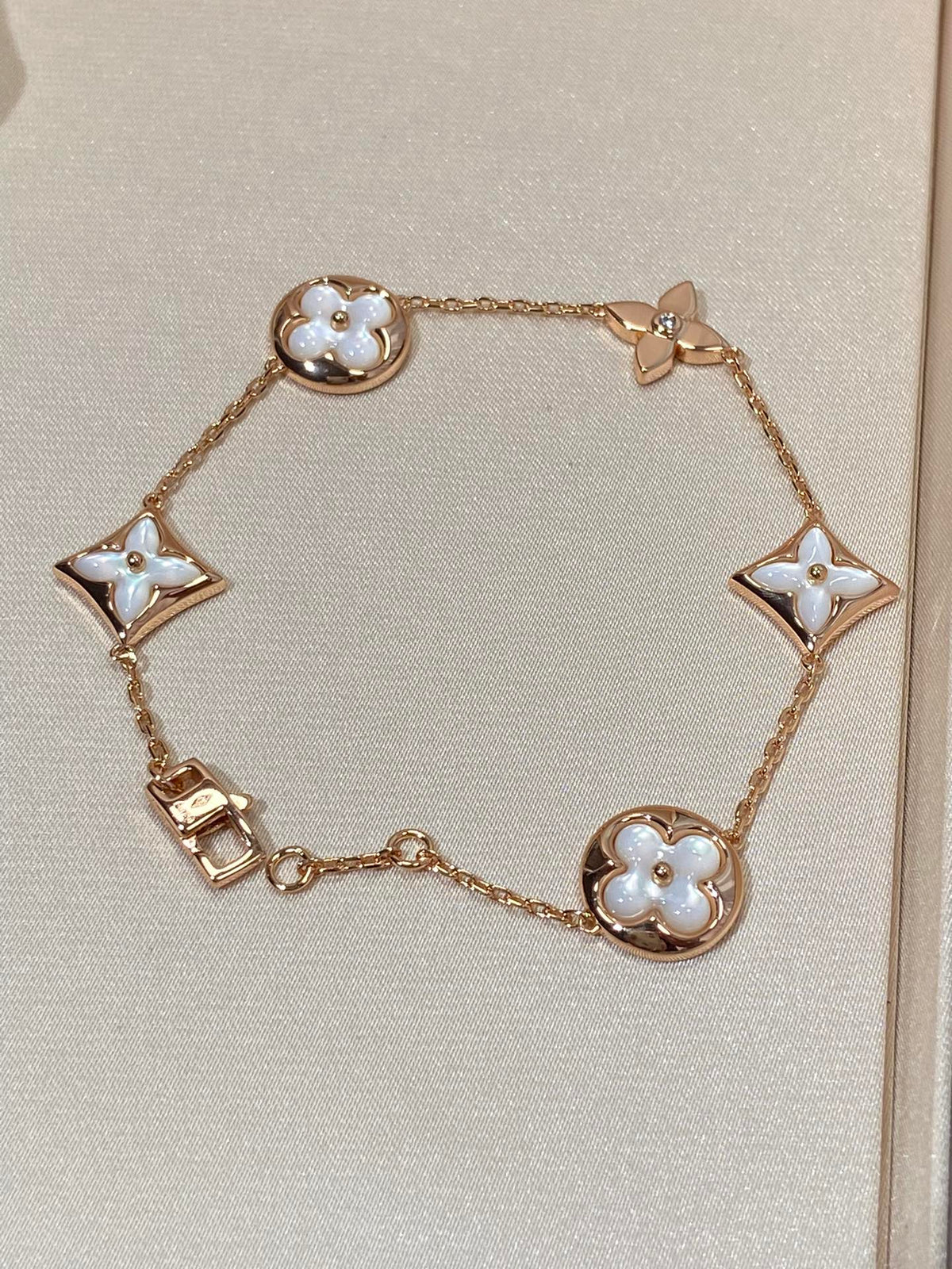 {
  "Elowen jewelsry": "Elowen Schmuck",
  "STAR AND SUN 5 MOTIF MOP PINK GOLD BRACELET": "ARMBAND MIT 5 STERN- UND SONNEN-MOTIVEN AUS PERLMUTT UND ROSÉGOLD"
}