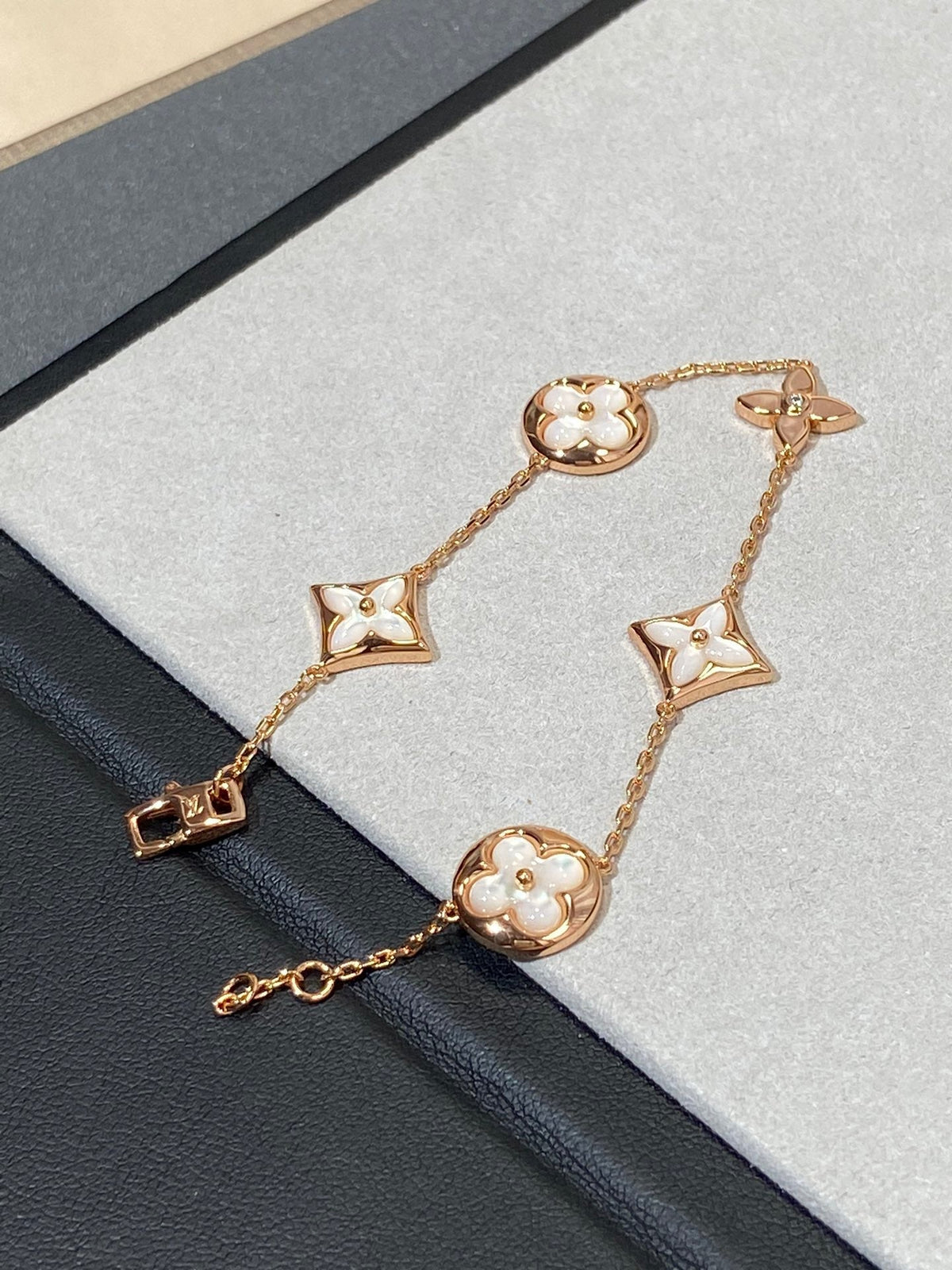 {
  "Elowen jewelsry": "Elowen Schmuck",
  "STAR AND SUN 5 MOTIF MOP PINK GOLD BRACELET": "ARMBAND MIT 5 STERN- UND SONNEN-MOTIVEN AUS PERLMUTT UND ROSÉGOLD"
}