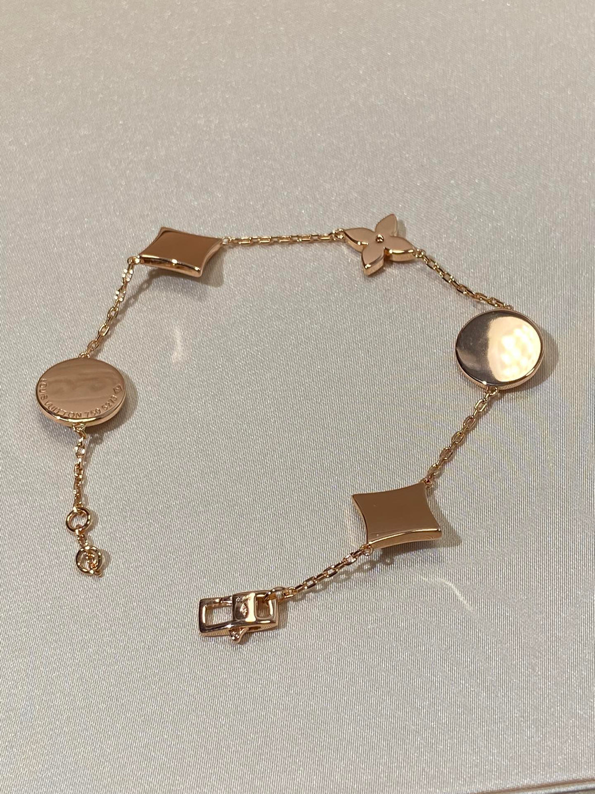 {
  "Elowen jewelsry": "Elowen Schmuck",
  "STAR AND SUN 5 MOTIF MOP PINK GOLD BRACELET": "ARMBAND MIT 5 STERN- UND SONNEN-MOTIVEN AUS PERLMUTT UND ROSÉGOLD"
}