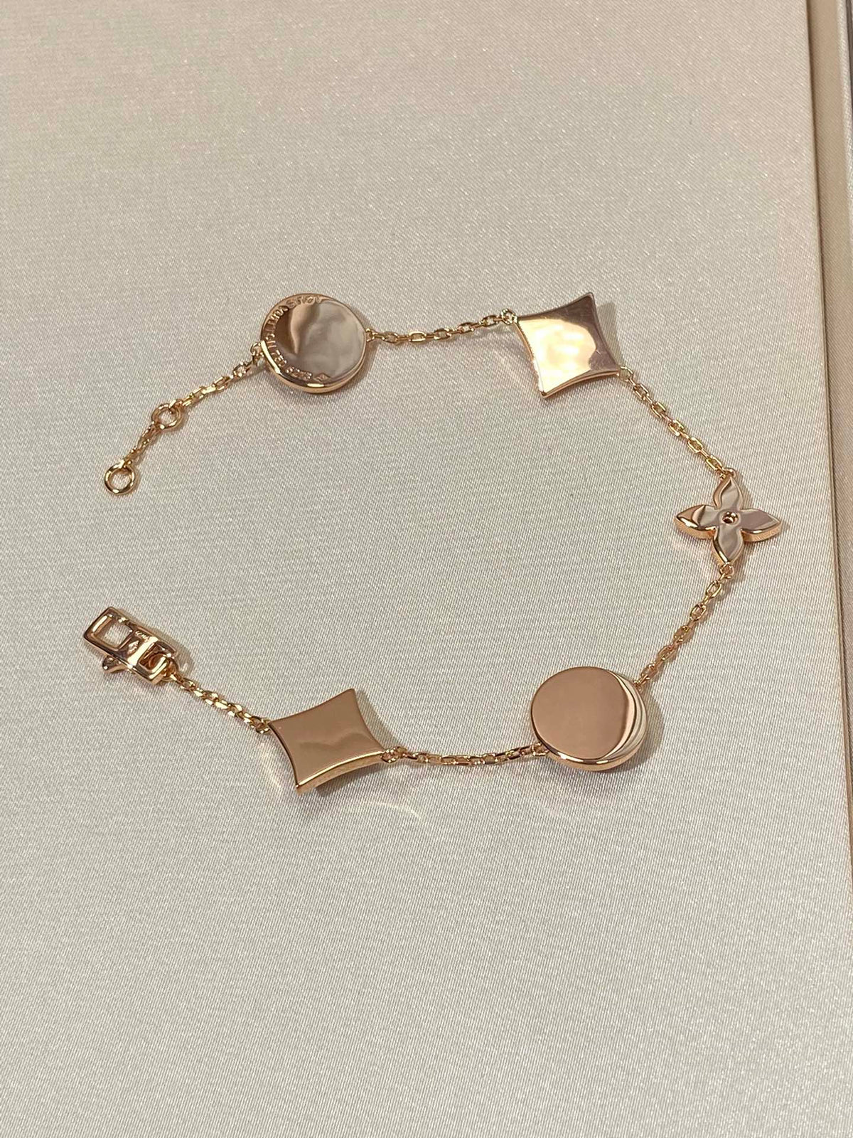 {
  "Elowen jewelsry": "Elowen Schmuck",
  "STAR AND SUN 5 MOTIF MOP PINK GOLD BRACELET": "ARMBAND MIT 5 STERN- UND SONNEN-MOTIVEN AUS PERLMUTT UND ROSÉGOLD"
}