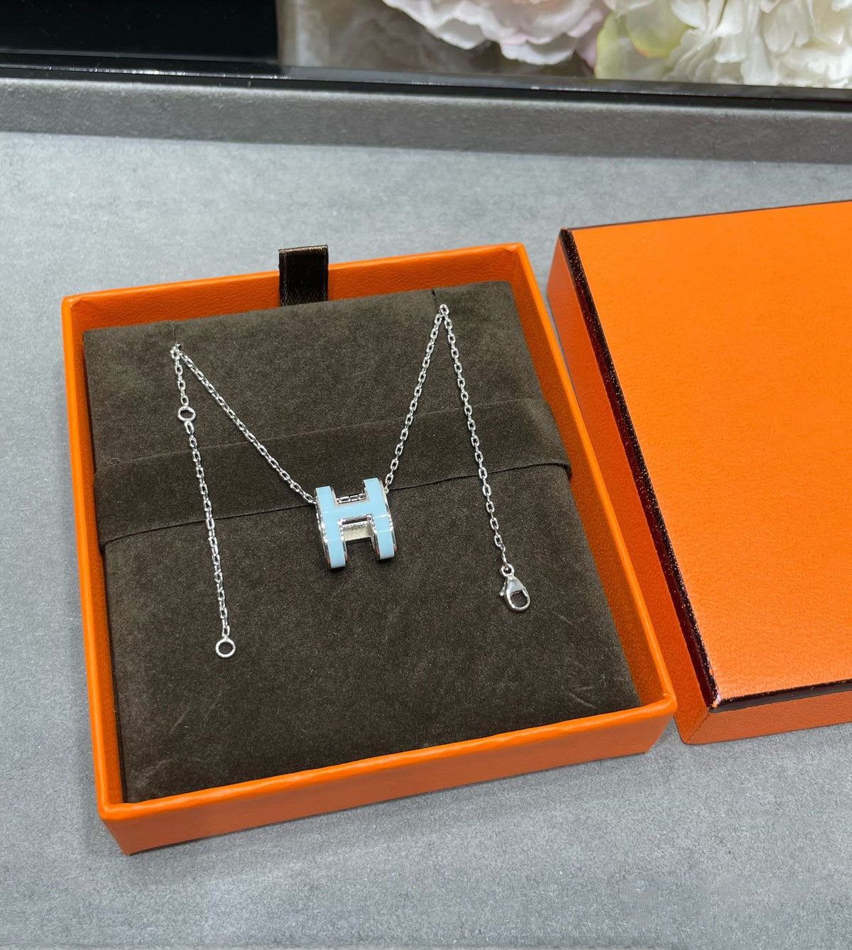 {
  "Elowen jewelsry": "Elowen ジュエリー",
  "POP H SKY BLUE NECKLACE": "POP H スカイブルー ネックレス"
}