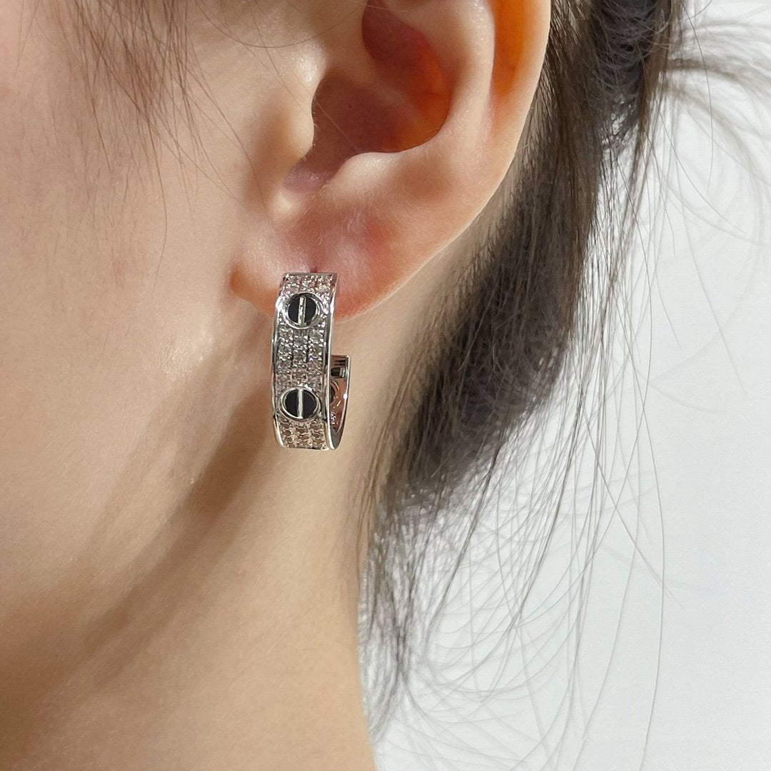 {"Elowen jewelsry": "ELOWENジュエリー", "LOVE CERAMIC DIAMOND PAVED SILVER EARRINGS": "LOVE セラミック ダイヤモンドパヴェ シルバーピアス"}
