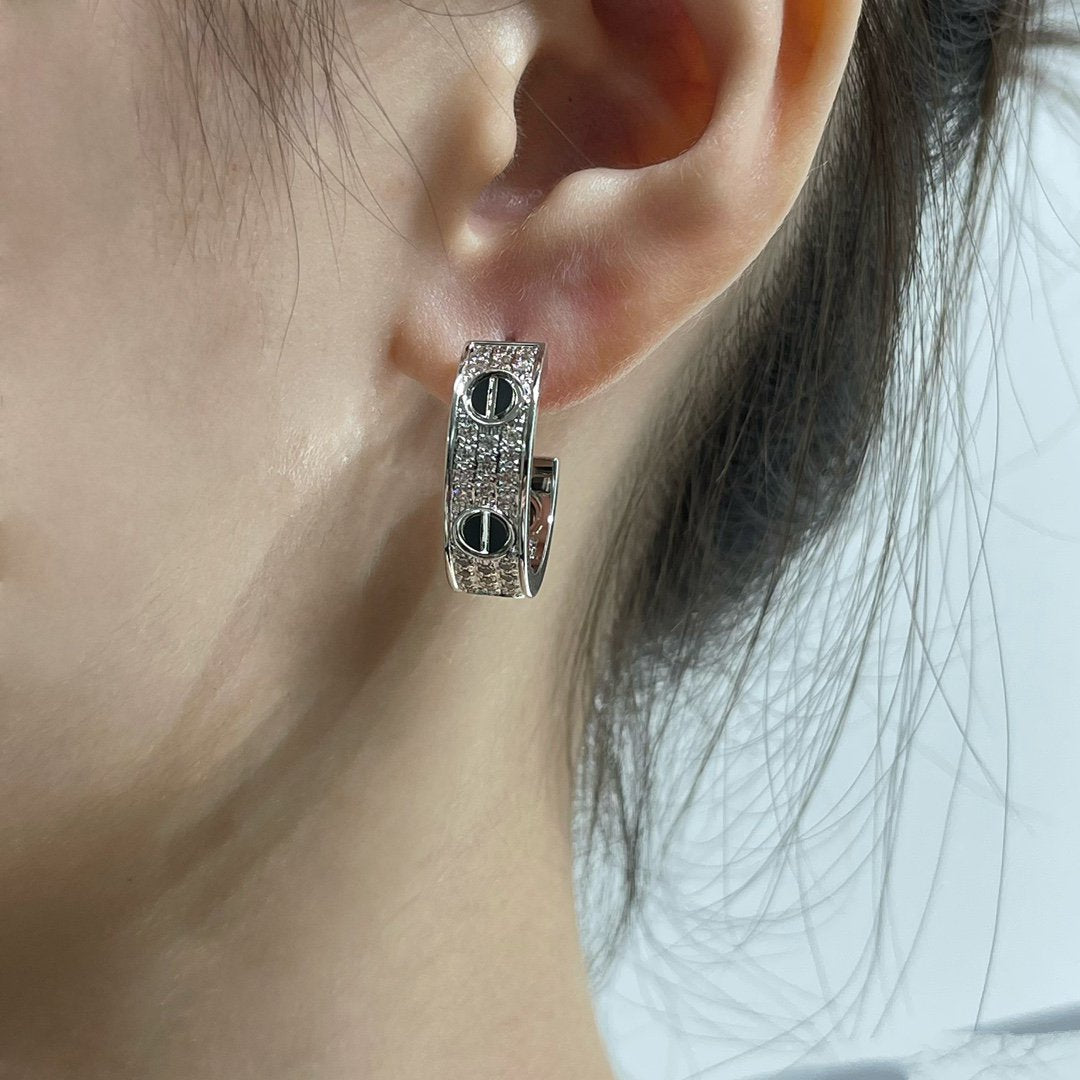 {"Elowen jewelsry": "ELOWENジュエリー", "LOVE CERAMIC DIAMOND PAVED SILVER EARRINGS": "LOVE セラミック ダイヤモンドパヴェ シルバーピアス"}