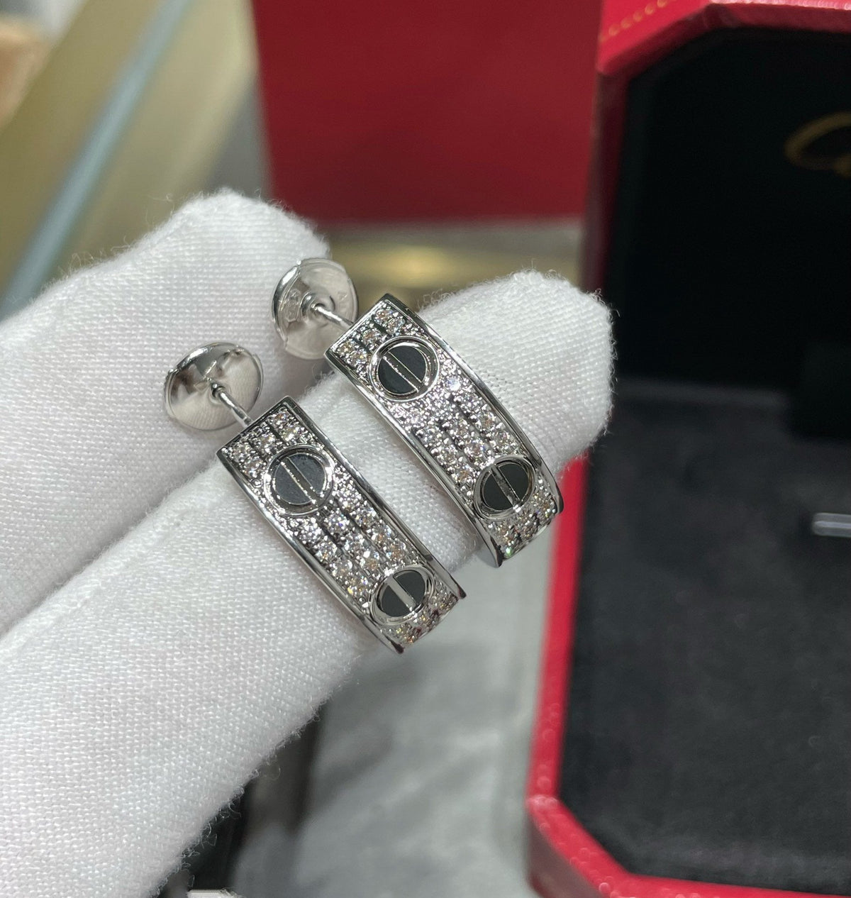 {"Elowen jewelsry": "ELOWENジュエリー", "LOVE CERAMIC DIAMOND PAVED SILVER EARRINGS": "LOVE セラミック ダイヤモンドパヴェ シルバーピアス"}