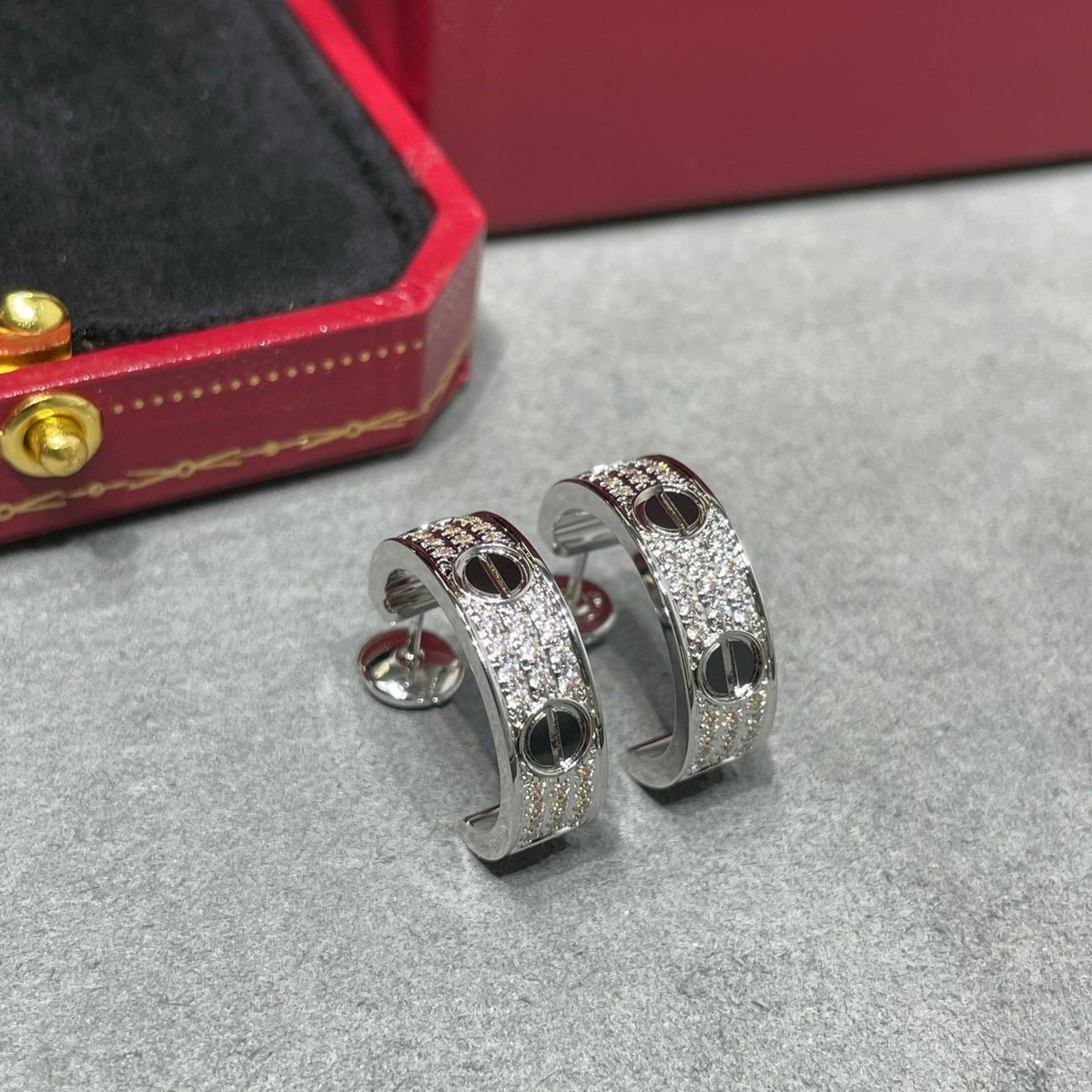 {"Elowen jewelsry": "ELOWENジュエリー", "LOVE CERAMIC DIAMOND PAVED SILVER EARRINGS": "LOVE セラミック ダイヤモンドパヴェ シルバーピアス"}
