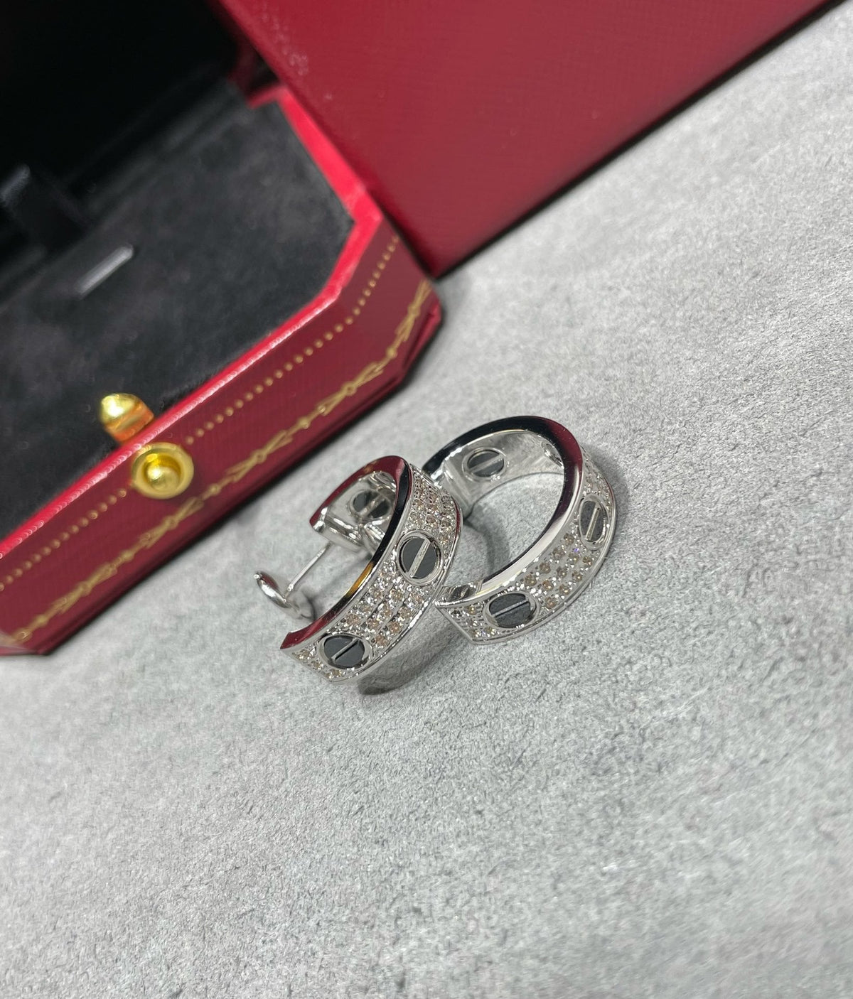 {"Elowen jewelsry": "ELOWENジュエリー", "LOVE CERAMIC DIAMOND PAVED SILVER EARRINGS": "LOVE セラミック ダイヤモンドパヴェ シルバーピアス"}