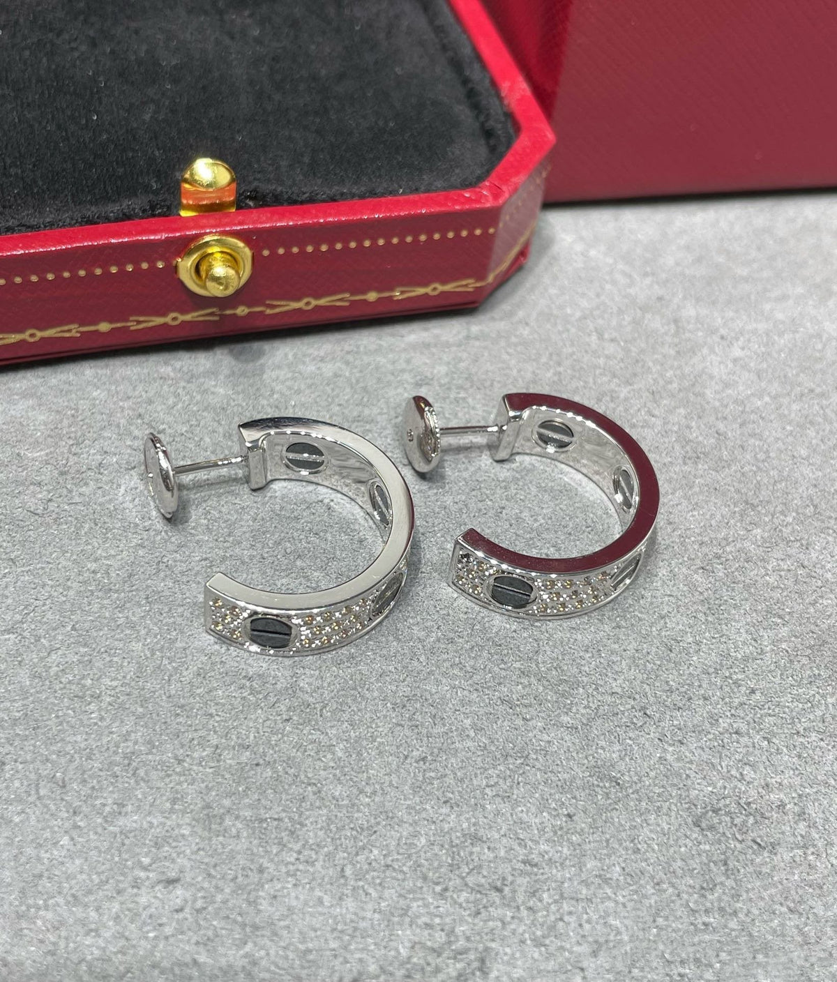 {"Elowen jewelsry": "ELOWENジュエリー", "LOVE CERAMIC DIAMOND PAVED SILVER EARRINGS": "LOVE セラミック ダイヤモンドパヴェ シルバーピアス"}