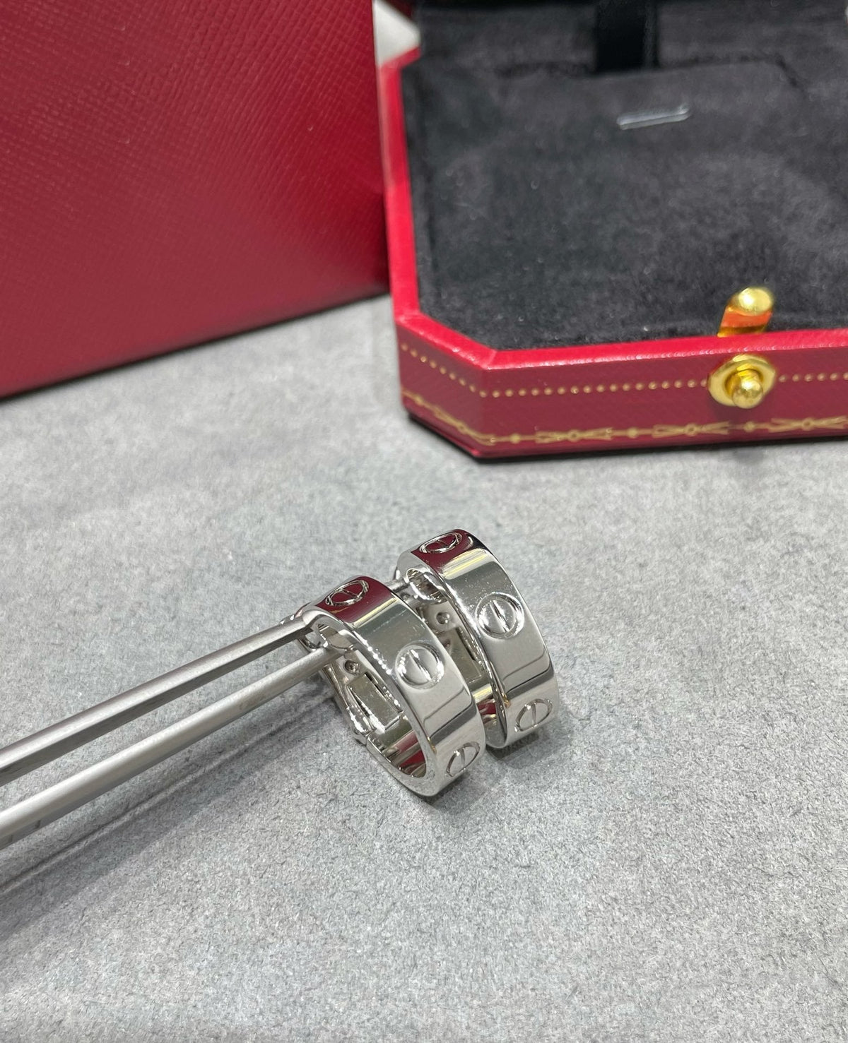 {
  "Elowen jewelsry": "Elowen ジュエリー",
  "LOVE 5.5MM EARRINGS": "LOVE 5.5MM ピアス"
}