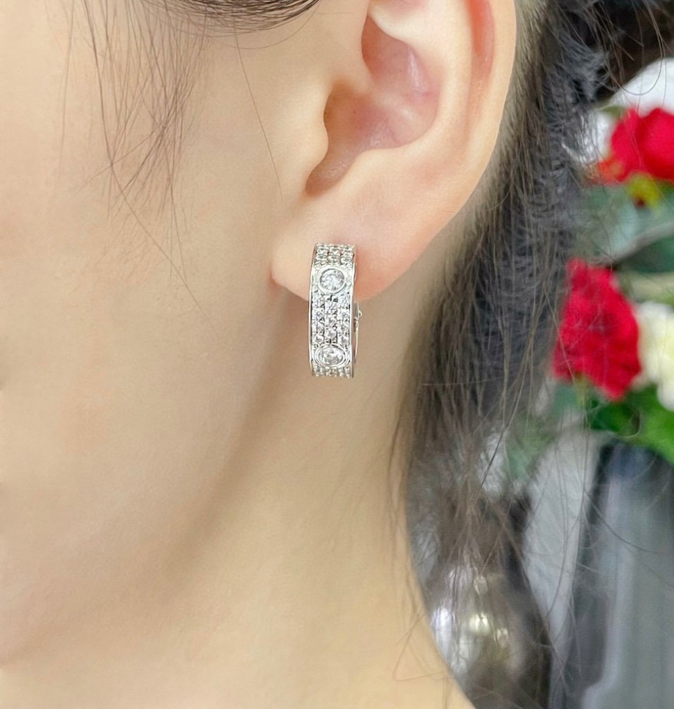 {
"Elowen jewelsry ": "Elowen Schmuck ",
"LOVE 5.5MM DIAMOND PAVED EARRINGS": "LOVE 5,5 MM DIAMANT-PAVÉ-OHRRINGE"
}