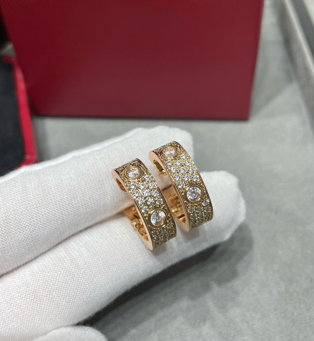 {
"Elowen jewelsry ": "Elowen Schmuck ",
"LOVE 5.5MM DIAMOND PAVED EARRINGS": "LOVE 5,5 MM DIAMANT-PAVÉ-OHRRINGE"
}