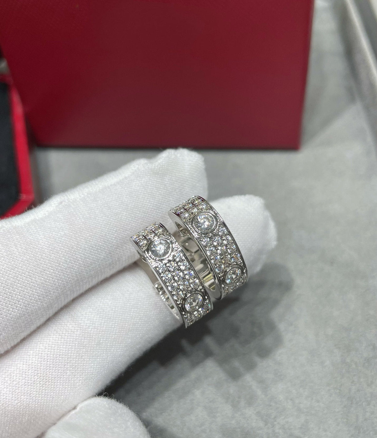{
"Elowen jewelsry ": "Elowen Schmuck ",
"LOVE 5.5MM DIAMOND PAVED EARRINGS": "LOVE 5,5 MM DIAMANT-PAVÉ-OHRRINGE"
}