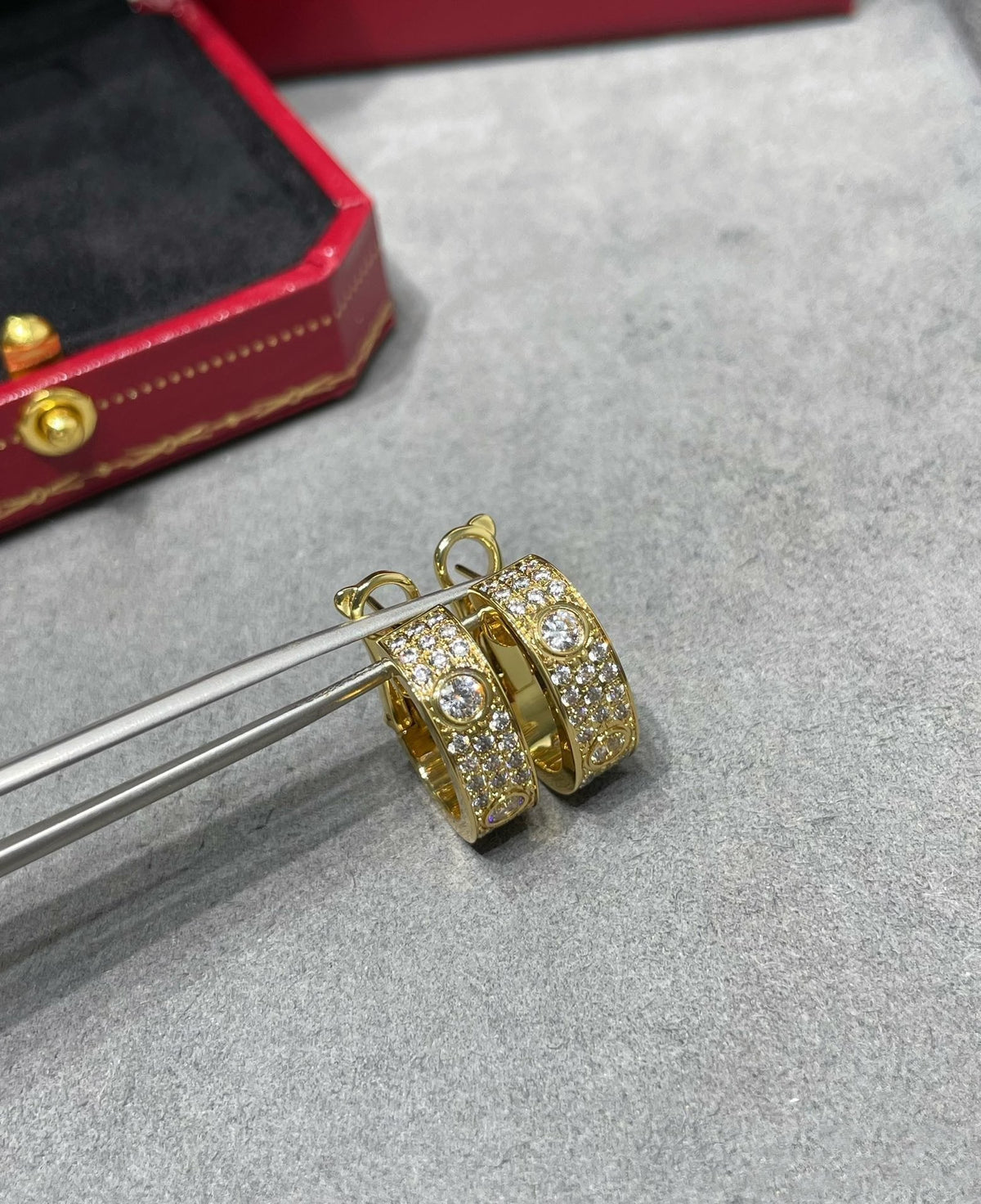 {
"Elowen jewelsry ": "Elowen Schmuck ",
"LOVE 5.5MM DIAMOND PAVED EARRINGS": "LOVE 5,5 MM DIAMANT-PAVÉ-OHRRINGE"
}