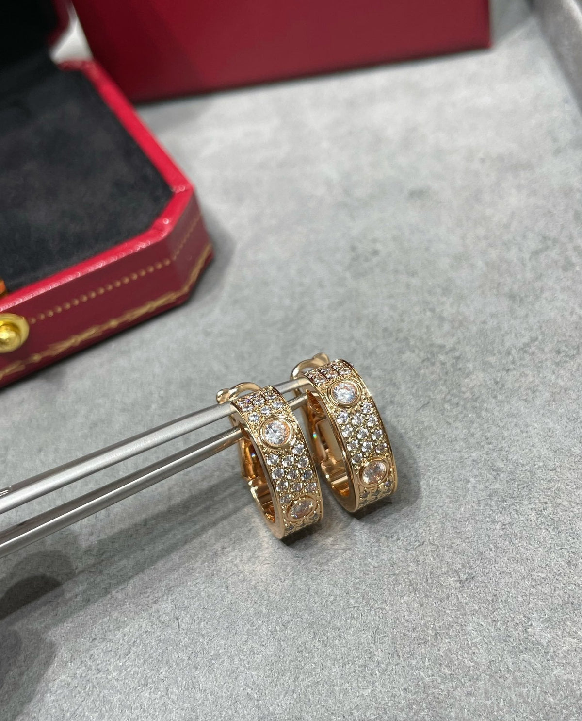 {
"Elowen jewelsry ": "Elowen Schmuck ",
"LOVE 5.5MM DIAMOND PAVED EARRINGS": "LOVE 5,5 MM DIAMANT-PAVÉ-OHRRINGE"
}