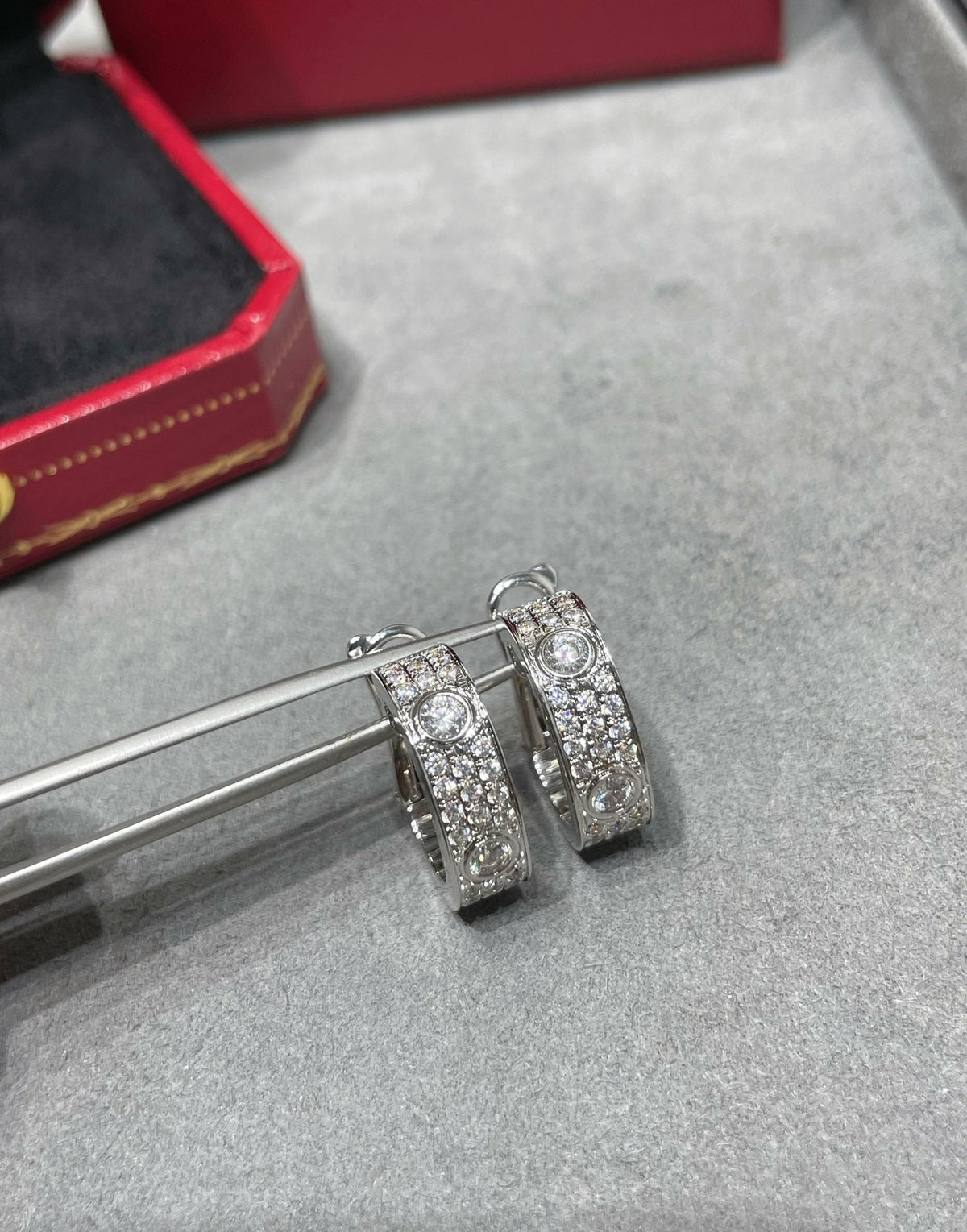 {
"Elowen jewelsry ": "Elowen Schmuck ",
"LOVE 5.5MM DIAMOND PAVED EARRINGS": "LOVE 5,5 MM DIAMANT-PAVÉ-OHRRINGE"
}