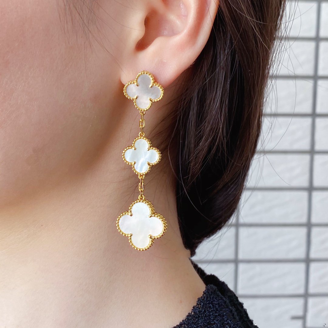 {
  "Elowen jewelsry": "Elowen ジュエリー",
  "CLOVER MOP 3 MOTIFS GOLD EARRINGS": "クローバー MOP 3モチーフ ゴールドピアス"
}