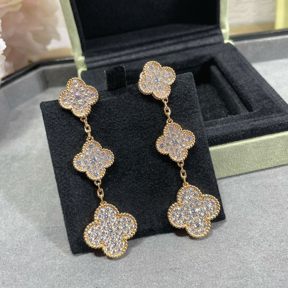 {
  "Elowen jewelsry": "Elowen ジュエリー",
  "CLOVER 3 MOTIFS DIAMOND PAVED ROSE GOLD EARRINGS": "クローバー 3モチーフ ダイヤモンドパヴェ ローズゴールドピアス"
}