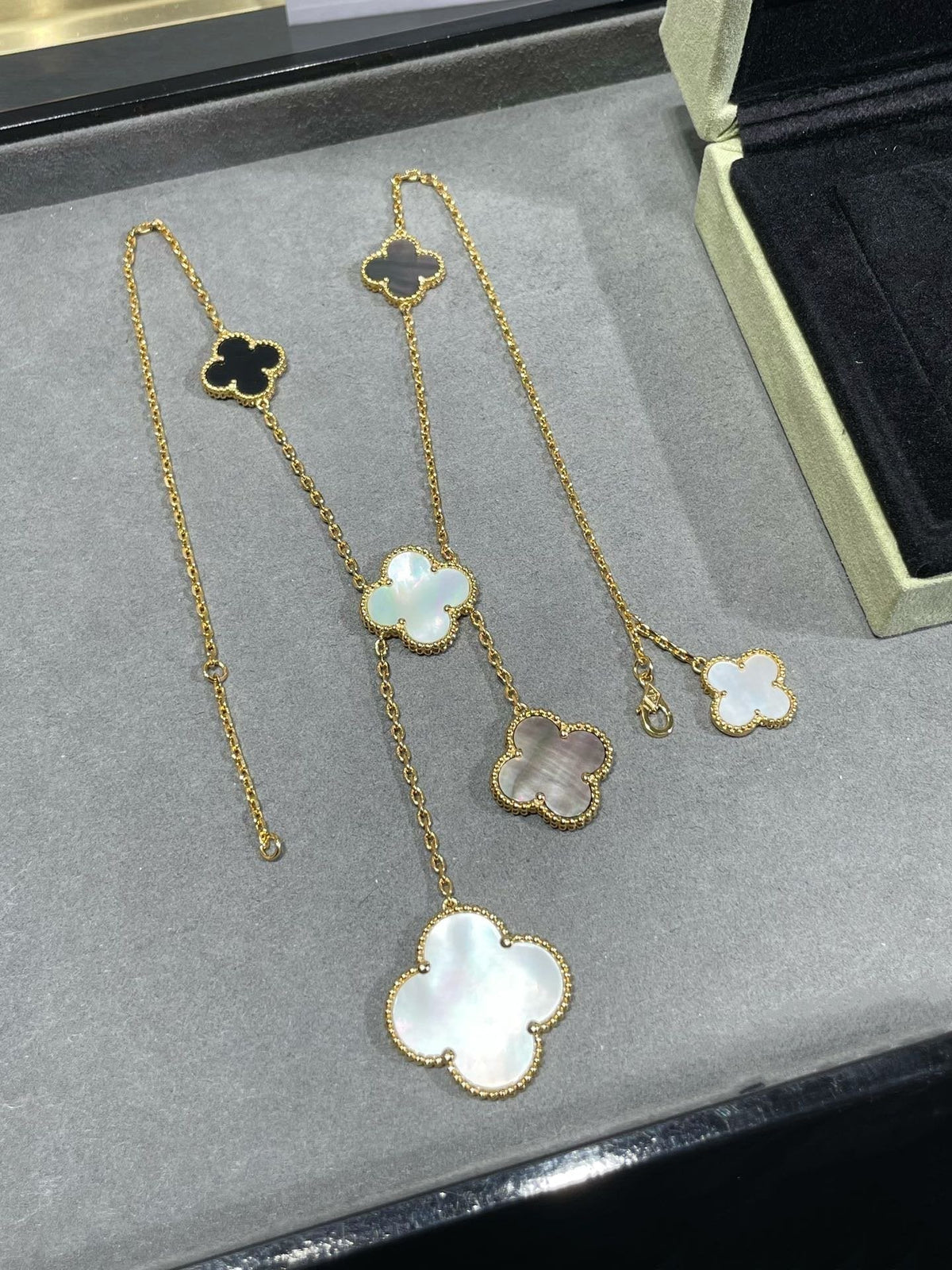 [Elowen jewelsry ]CLOVER 6 MOTIF MOP ONYX GOLD NECKLACE