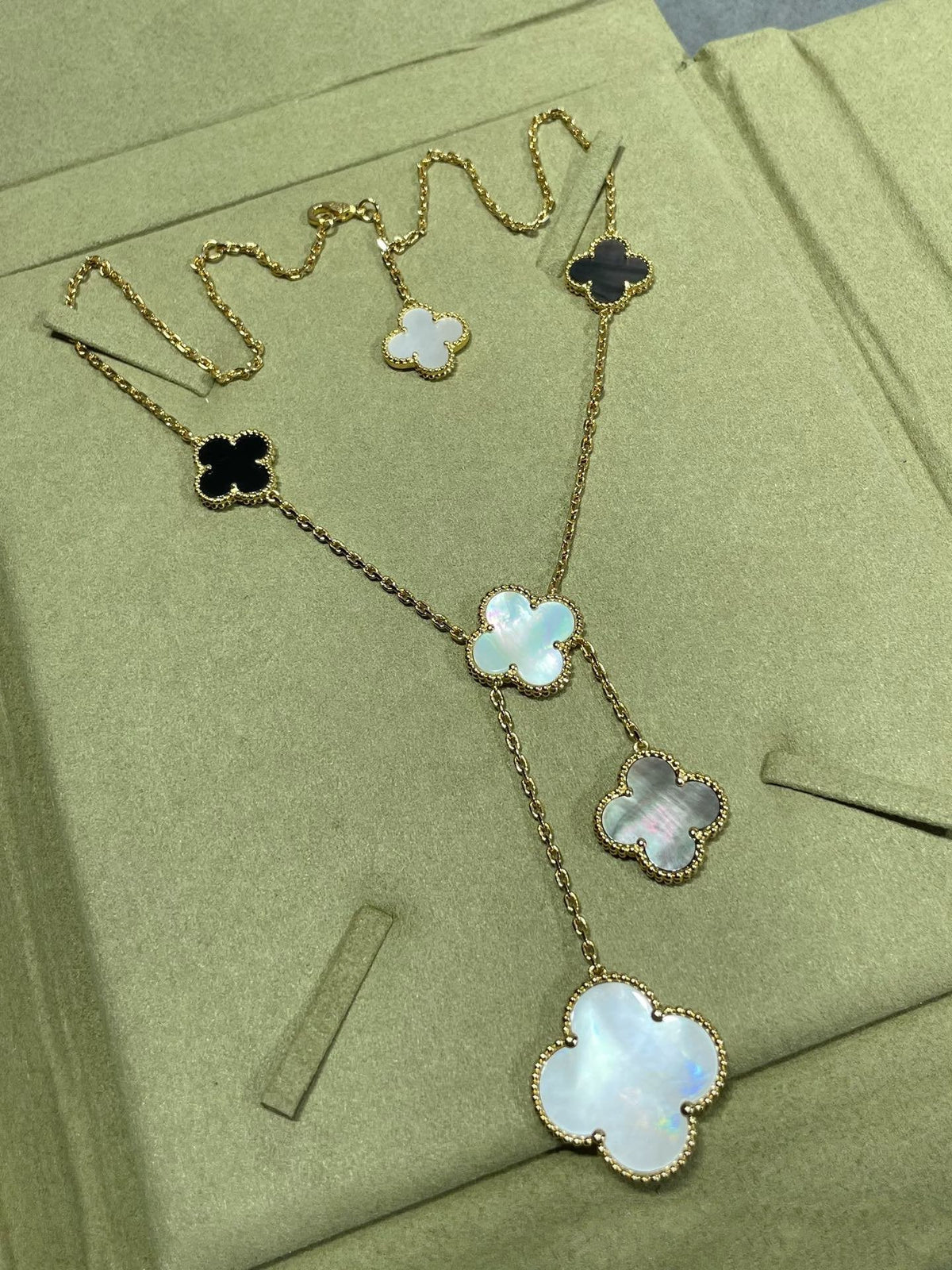 [Elowen jewelsry ]CLOVER 6 MOTIF MOP ONYX GOLD NECKLACE