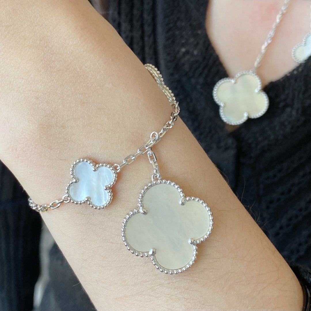 {
  "Elowen jewelsry": "Elowen ジュエリー",
  "CLOVER 5 MOTIF WHITE MOP SILVER BRACELET": "クローバー 5モチーフ ホワイトMOP シルバーブレスレット"
}