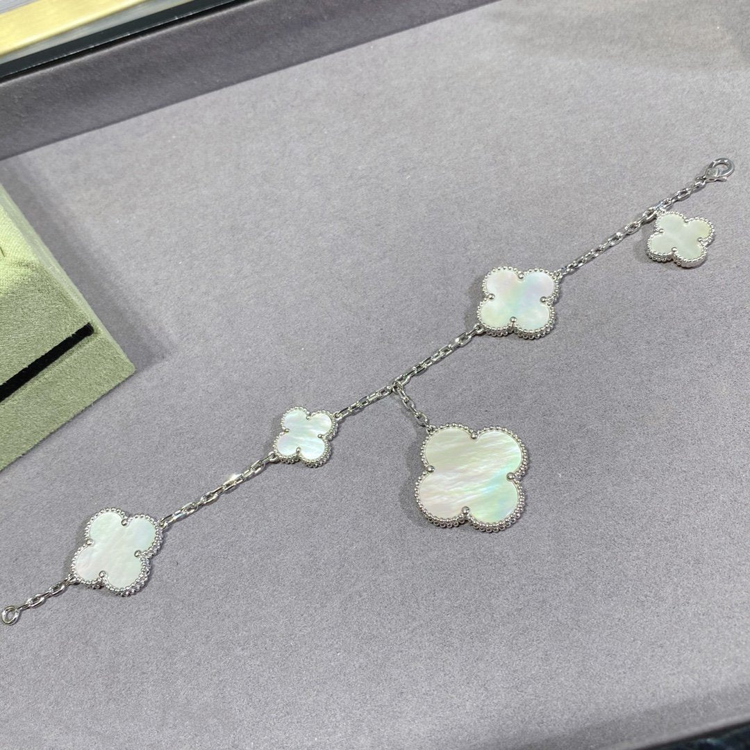 {
  "Elowen jewelsry": "Elowen ジュエリー",
  "CLOVER 5 MOTIF WHITE MOP SILVER BRACELET": "クローバー 5モチーフ ホワイトMOP シルバーブレスレット"
}