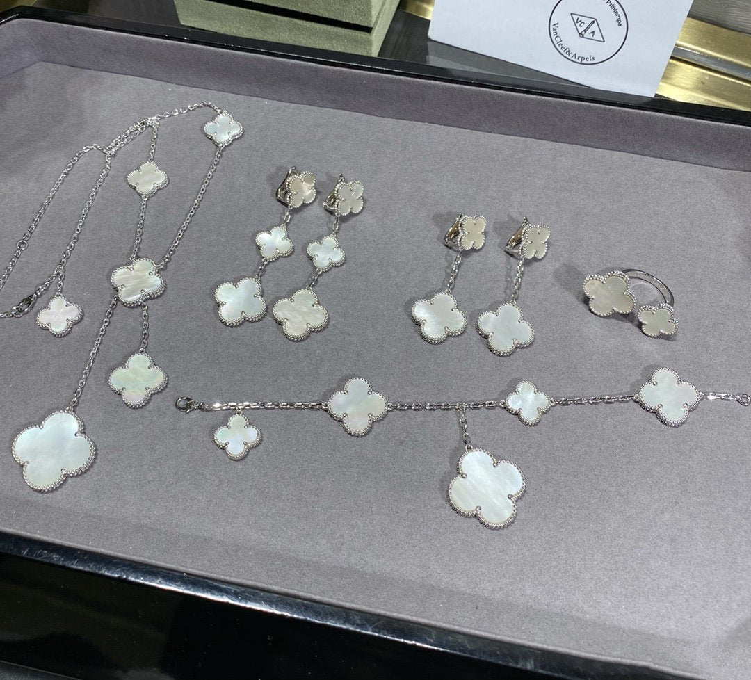 {
  "Elowen jewelsry": "Elowen ジュエリー",
  "CLOVER 5 MOTIF WHITE MOP SILVER BRACELET": "クローバー 5モチーフ ホワイトMOP シルバーブレスレット"
}