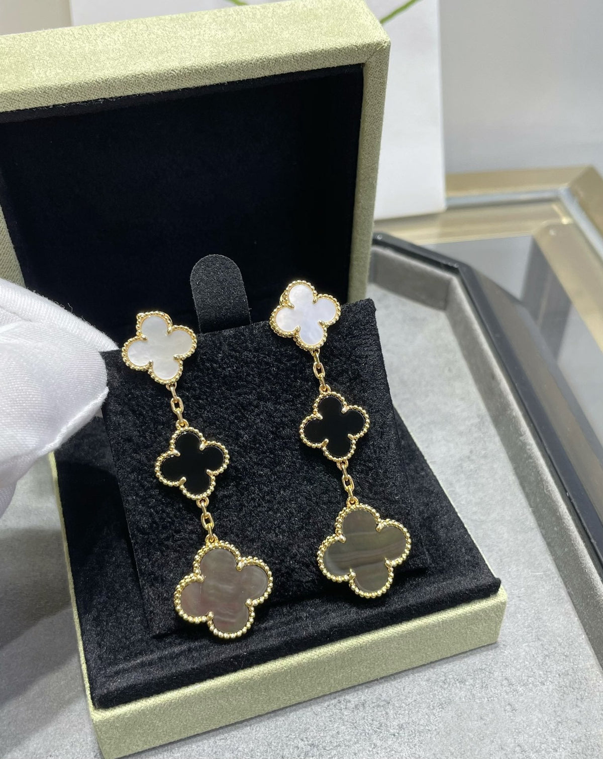 [Elowen jewelsry ]CLOVER 3 MOTIF MOP ONYX DARK MOP PINK GOLD EARRINGS