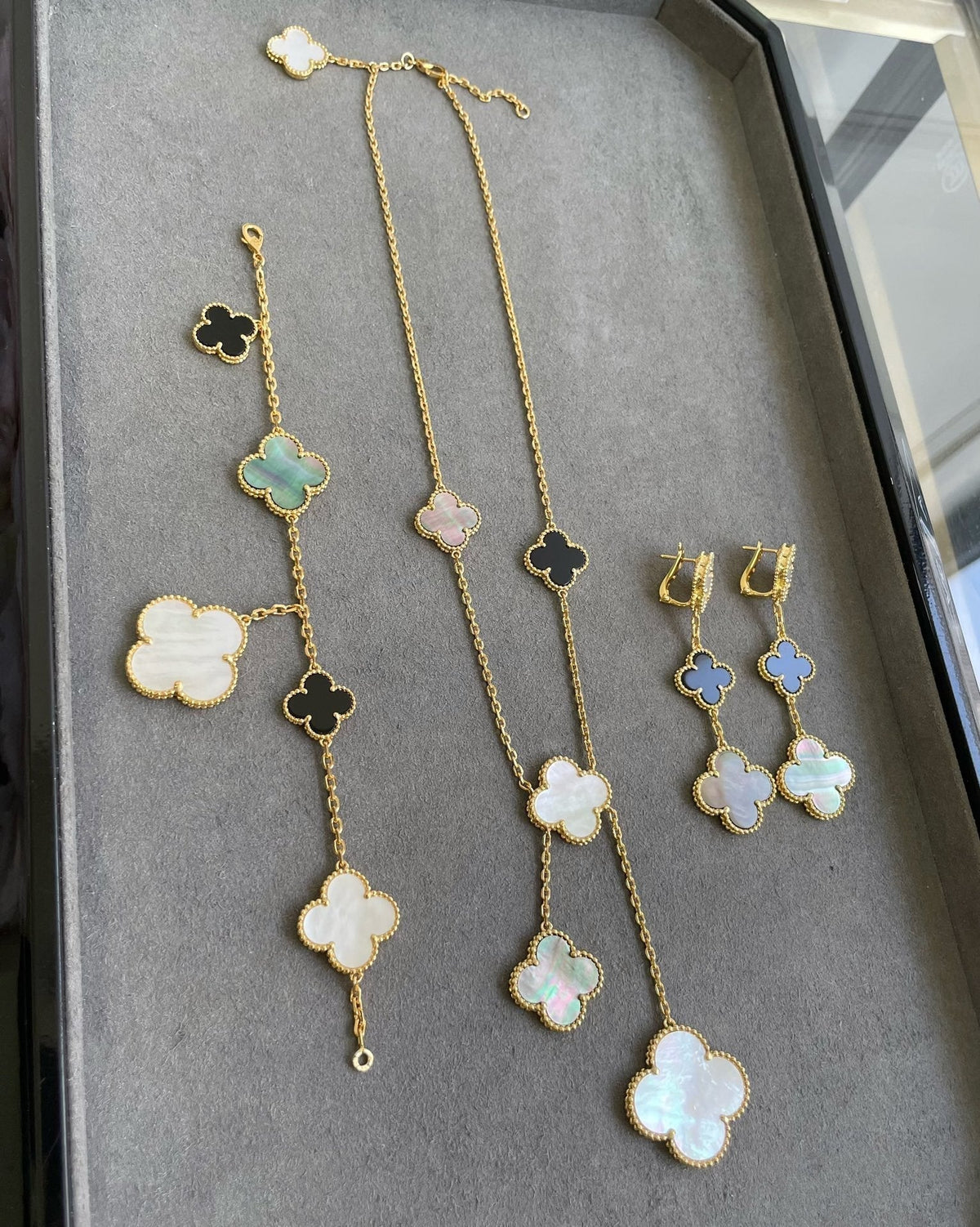 [Elowen jewelsry ]CLOVER 3 MOTIF MOP ONYX DARK MOP PINK GOLD EARRINGS