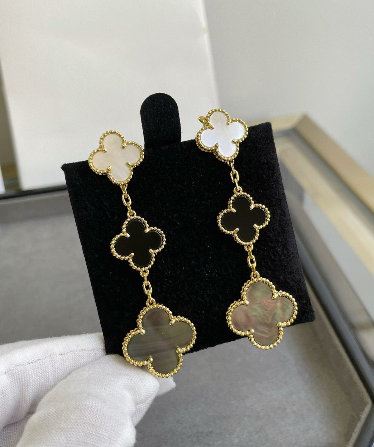 [Elowen jewelsry ]CLOVER 3 MOTIF MOP ONYX DARK MOP PINK GOLD EARRINGS