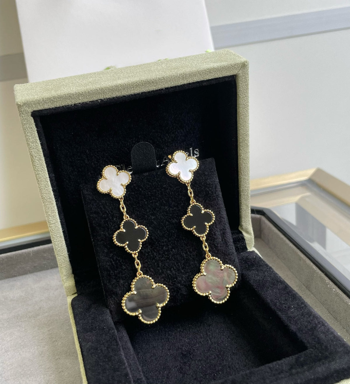 [Elowen jewelsry ]CLOVER 3 MOTIF MOP ONYX DARK MOP PINK GOLD EARRINGS