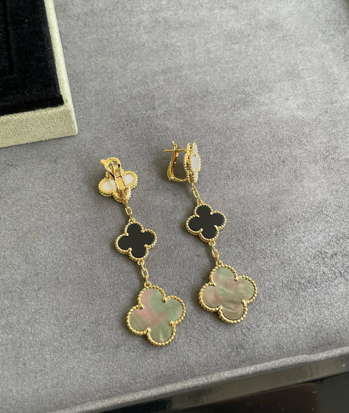 [Elowen jewelsry ]CLOVER 3 MOTIF MOP ONYX DARK MOP PINK GOLD EARRINGS