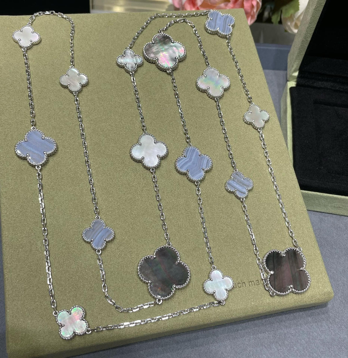[Elowen Schmuck] CLOVER HALSKETTE AUS SILBER MIT 16 MOTIVEN AUS CHALCEDON UND PERLMUTT