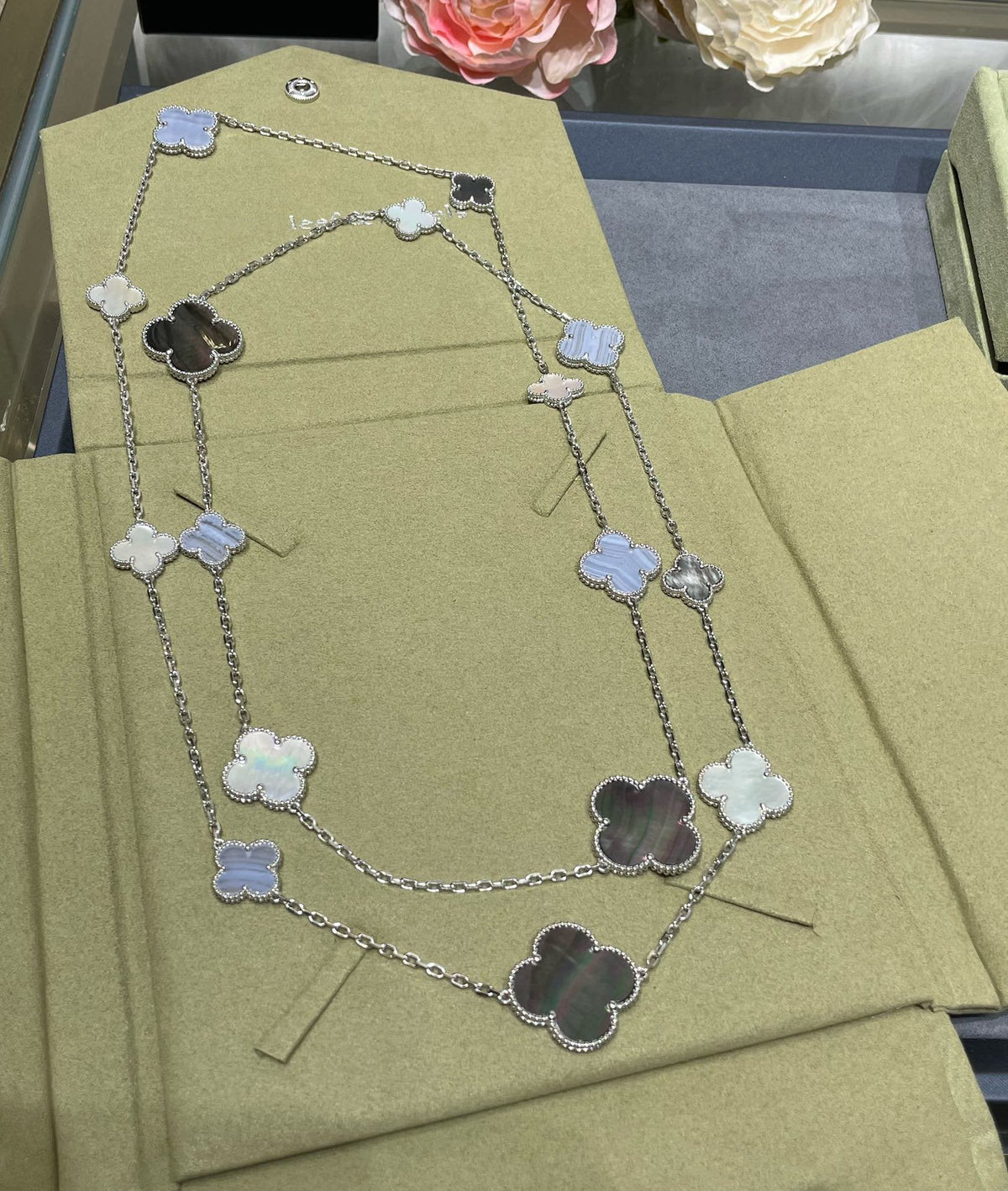 [Elowen Schmuck] CLOVER HALSKETTE AUS SILBER MIT 16 MOTIVEN AUS CHALCEDON UND PERLMUTT