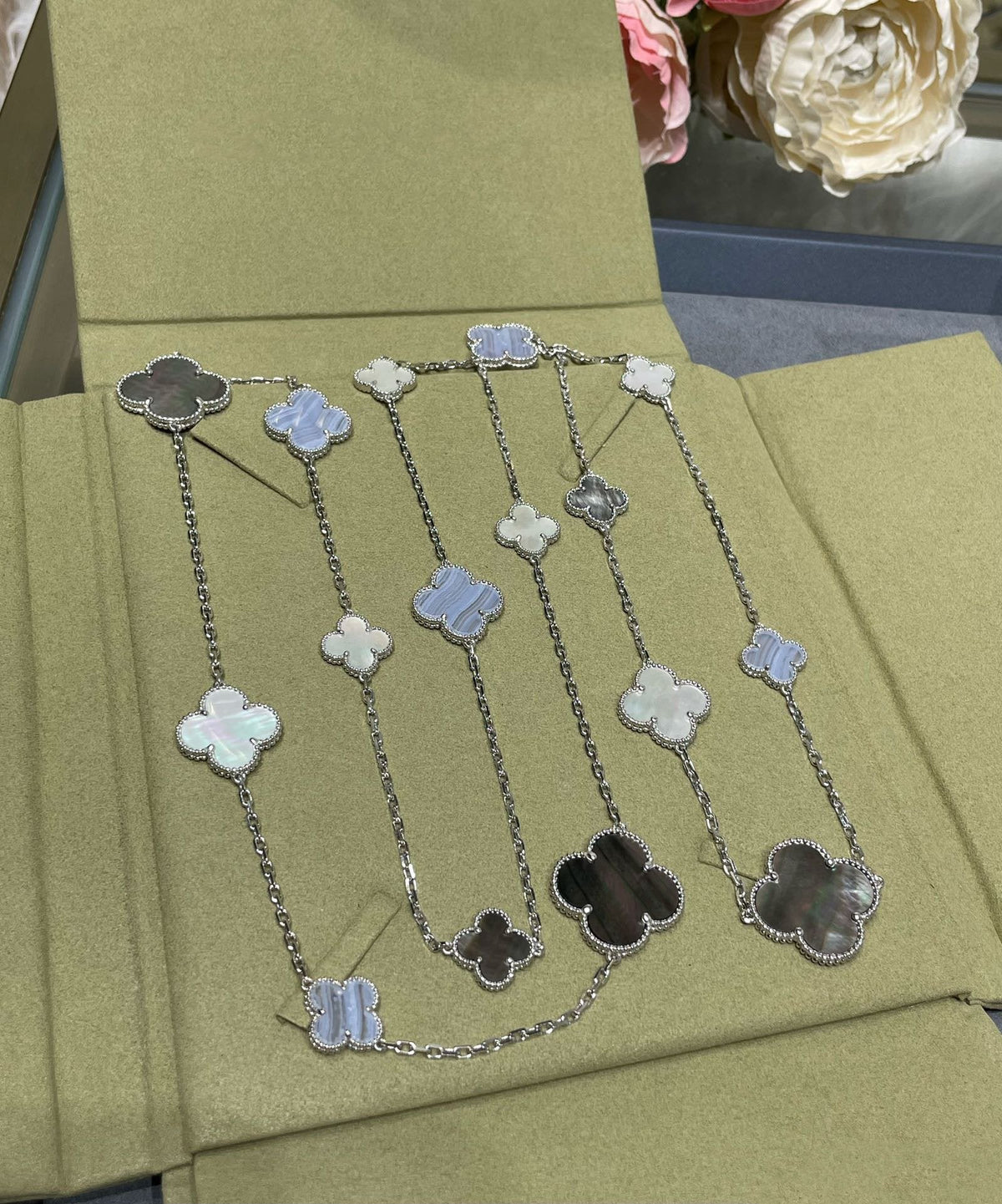 [Elowen Schmuck] CLOVER HALSKETTE AUS SILBER MIT 16 MOTIVEN AUS CHALCEDON UND PERLMUTT
