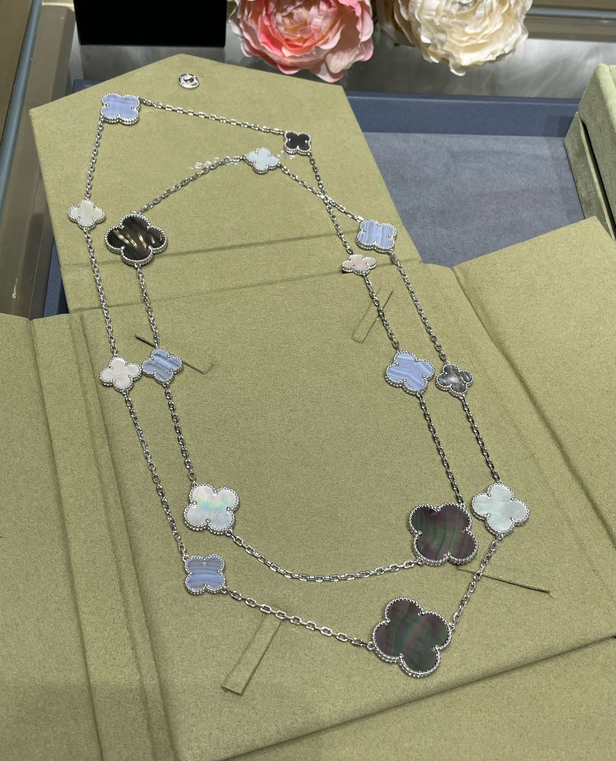 [Elowen Schmuck] CLOVER HALSKETTE AUS SILBER MIT 16 MOTIVEN AUS CHALCEDON UND PERLMUTT