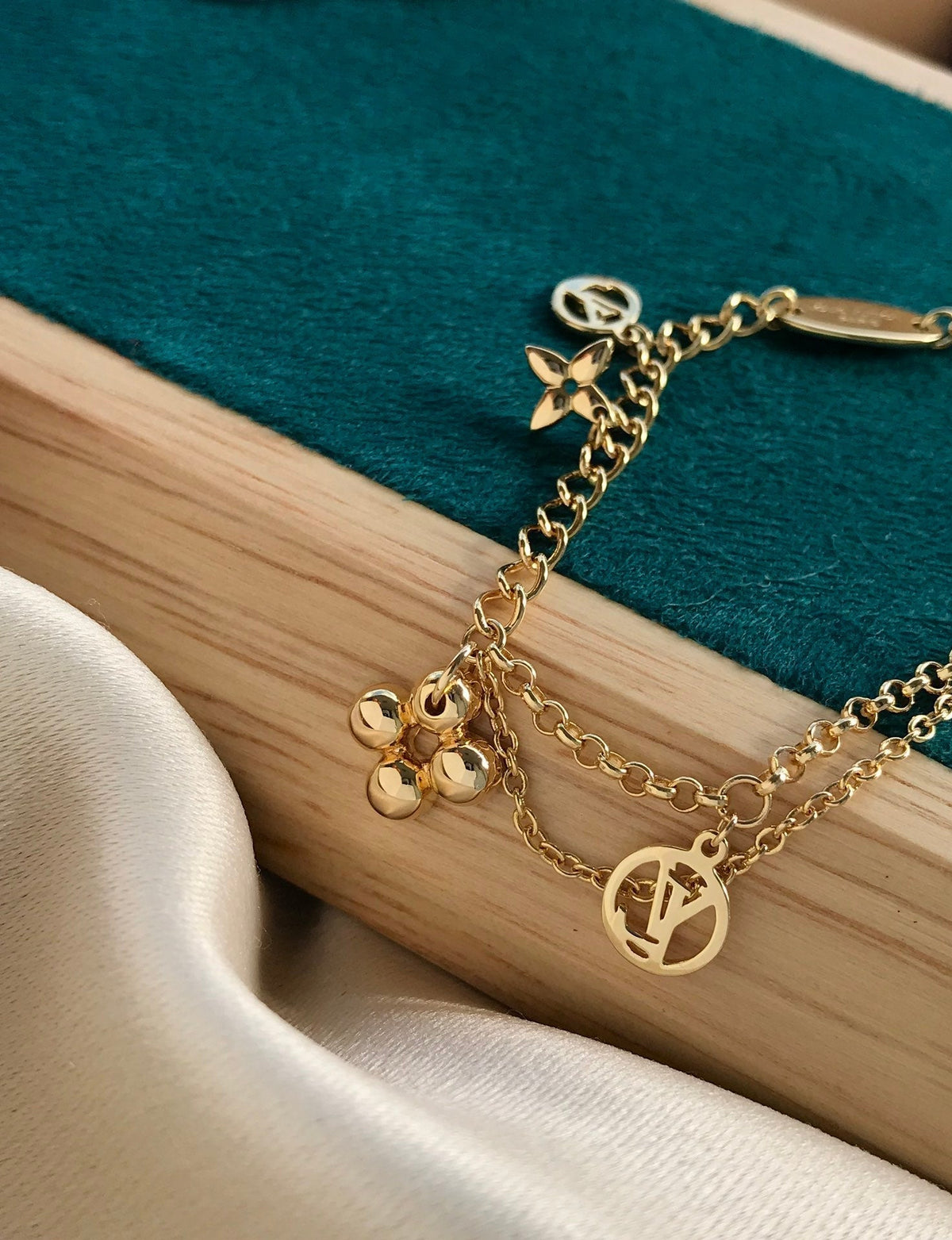 {
  "Elowen jewelsry": "Elowen ジュエリー",
  "BLOOMING PINK GOLD MOP BRACELET": "ブルーミング ピンクゴールド MOP ブレスレット"
}