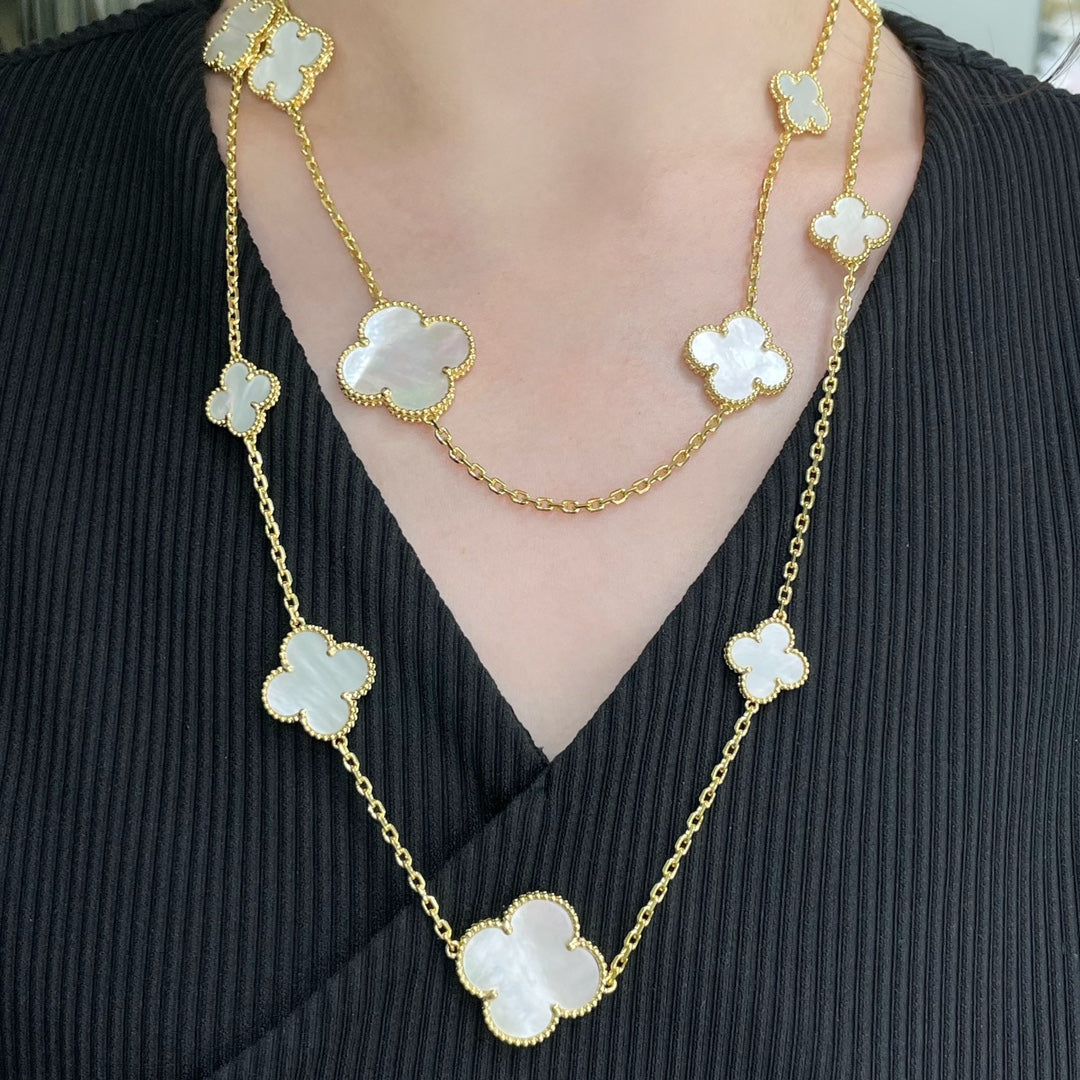 [Elowen Schmuck] KLEEBLATT-HALSKETTE MIT 16 MOTIVEN AUS WEISSEM PERLMUTT UND GOLD