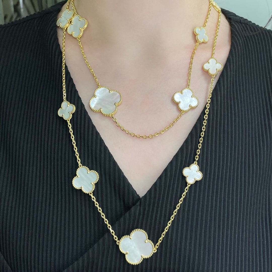 [Elowen Schmuck] KLEEBLATT-HALSKETTE MIT 16 MOTIVEN AUS WEISSEM PERLMUTT UND GOLD