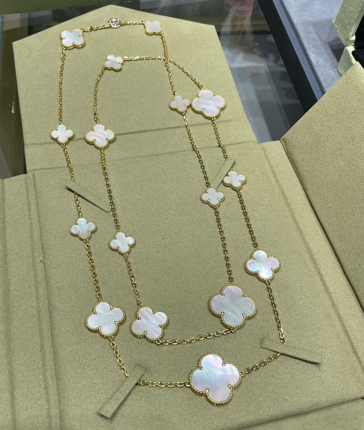 [Elowen Schmuck] KLEEBLATT-HALSKETTE MIT 16 MOTIVEN AUS WEISSEM PERLMUTT UND GOLD