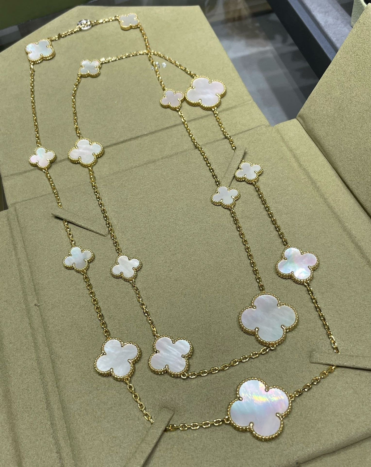 [Elowen Schmuck] KLEEBLATT-HALSKETTE MIT 16 MOTIVEN AUS WEISSEM PERLMUTT UND GOLD
