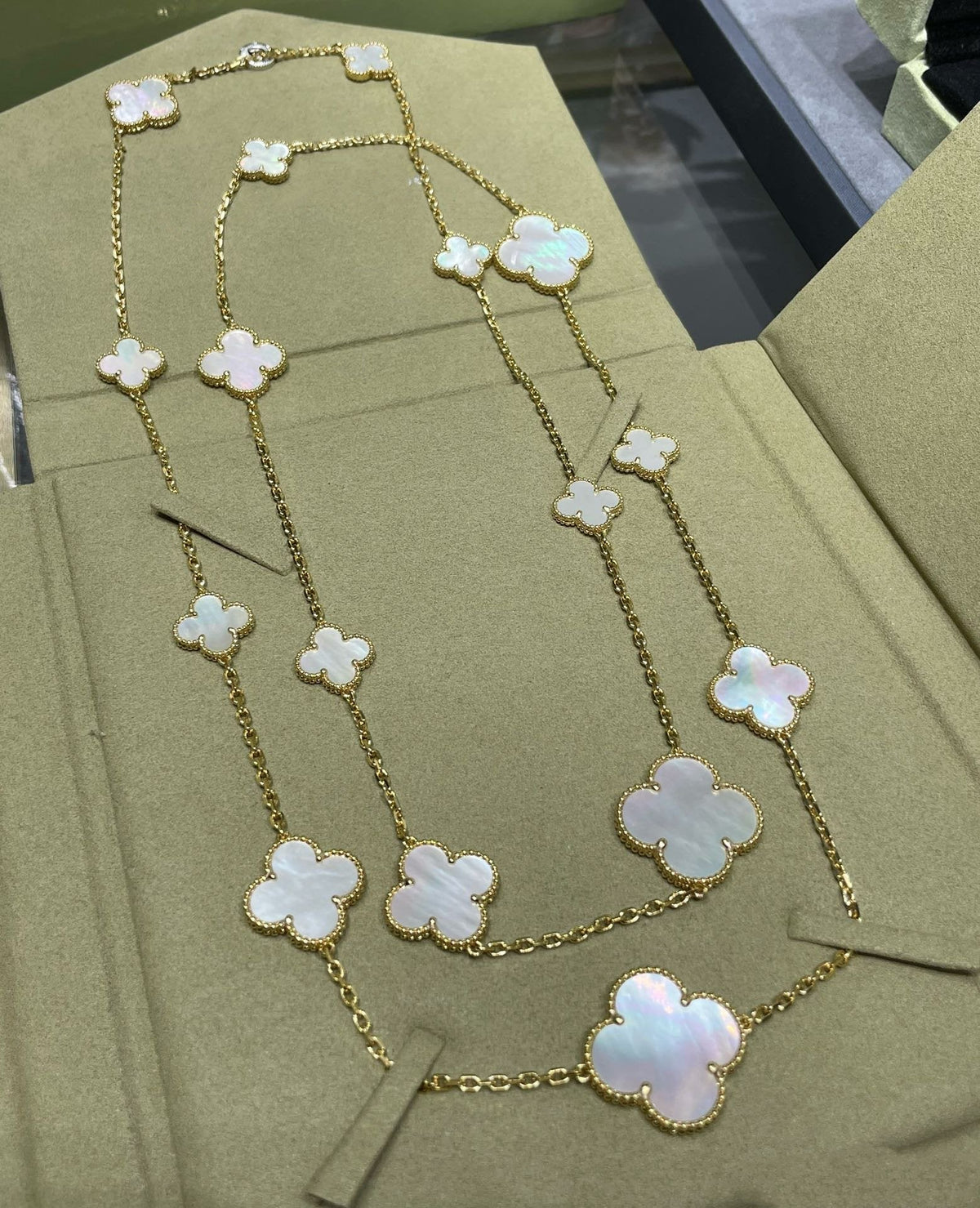 [Elowen Schmuck] KLEEBLATT-HALSKETTE MIT 16 MOTIVEN AUS WEISSEM PERLMUTT UND GOLD