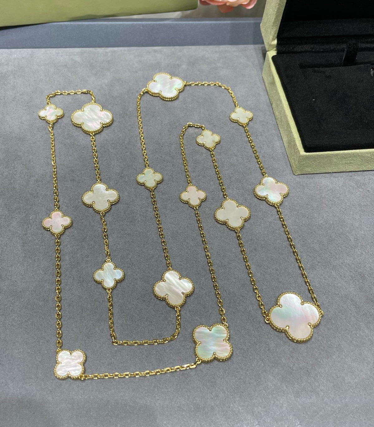 [Elowen Schmuck] KLEEBLATT-HALSKETTE MIT 16 MOTIVEN AUS WEISSEM PERLMUTT UND GOLD
