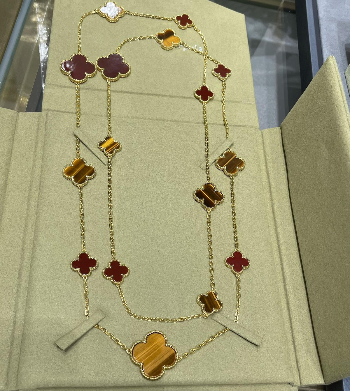 [Elowen Schmuck] CLOVER 16-MOTIV-HALSKETTE AUS KARNEOL UND TIGERNAUGENSTEIN IN ROSÉGOLD