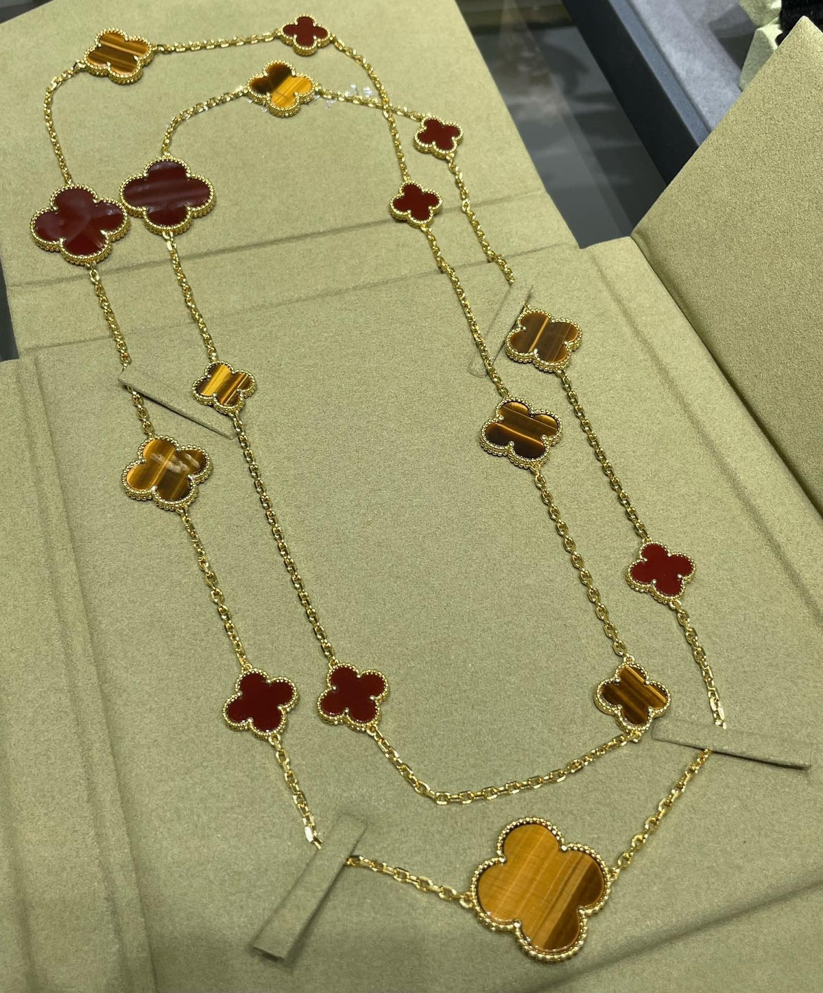 [Elowen Schmuck] CLOVER 16-MOTIV-HALSKETTE AUS KARNEOL UND TIGERNAUGENSTEIN IN ROSÉGOLD