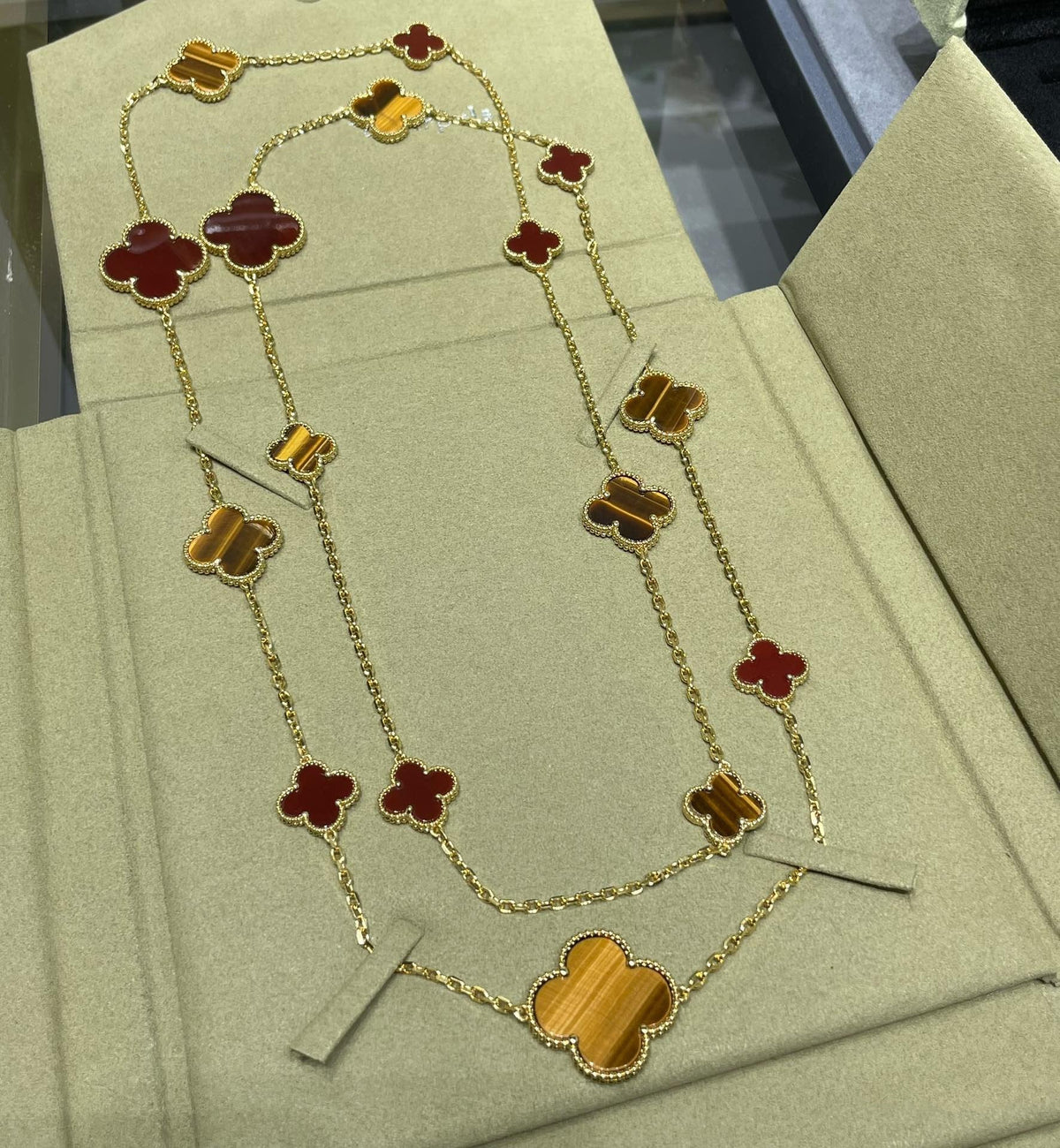 [Elowen Schmuck] CLOVER 16-MOTIV-HALSKETTE AUS KARNEOL UND TIGERNAUGENSTEIN IN ROSÉGOLD