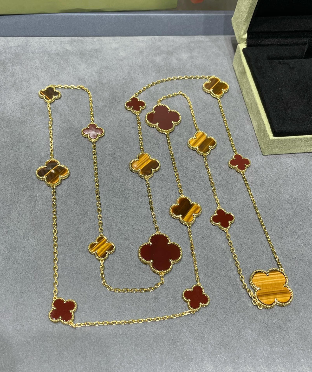 [Elowen Schmuck] CLOVER 16-MOTIV-HALSKETTE AUS KARNEOL UND TIGERNAUGENSTEIN IN ROSÉGOLD
