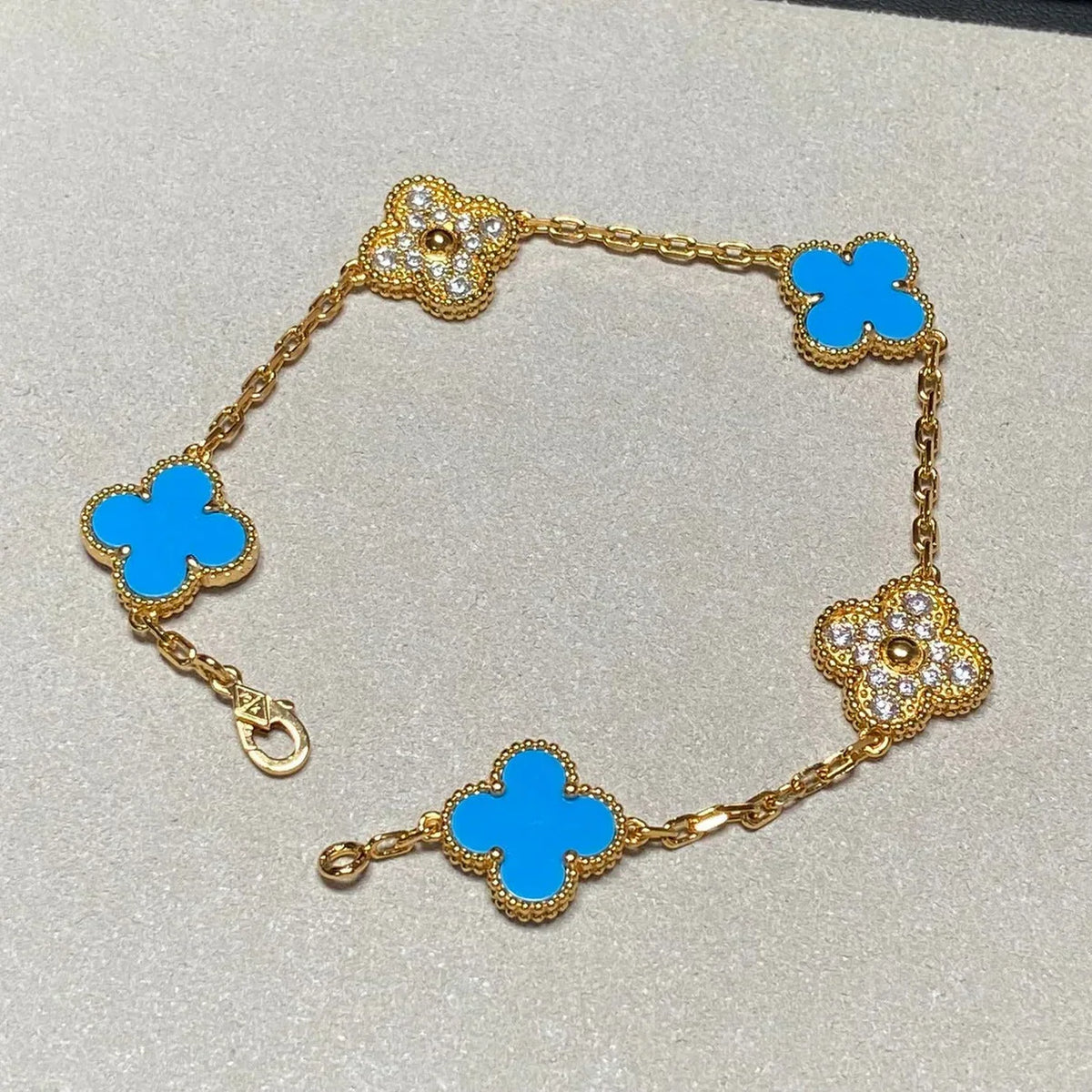 [Elowen Schmuck] CLOVER 5-MOTIV ARMBAND KOLLEKTION AUS BLAUEM ACHAT