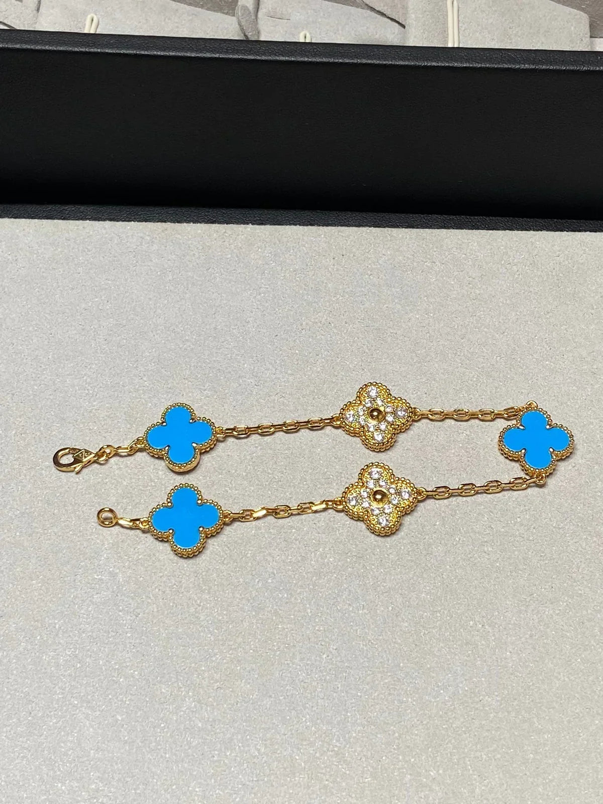 [Elowen Schmuck] CLOVER 5-MOTIV ARMBAND KOLLEKTION AUS BLAUEM ACHAT