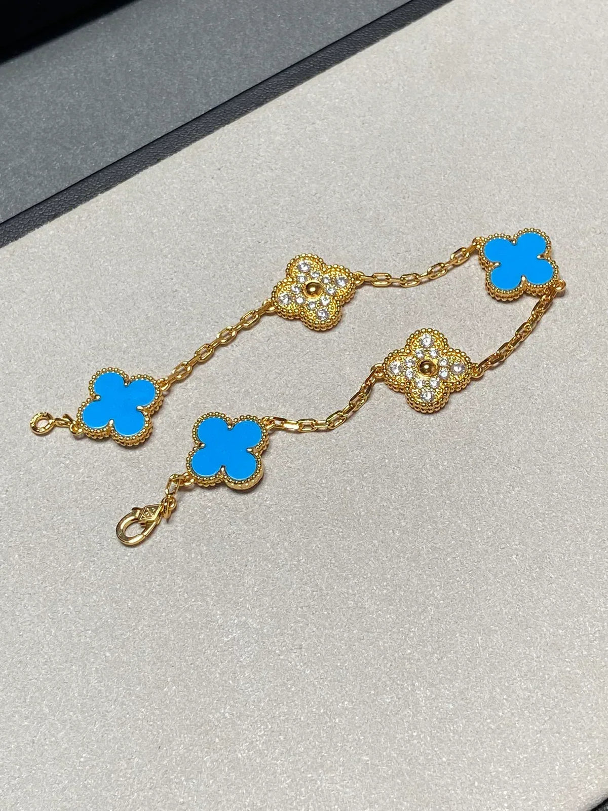 [Elowen Schmuck] CLOVER 5-MOTIV ARMBAND KOLLEKTION AUS BLAUEM ACHAT